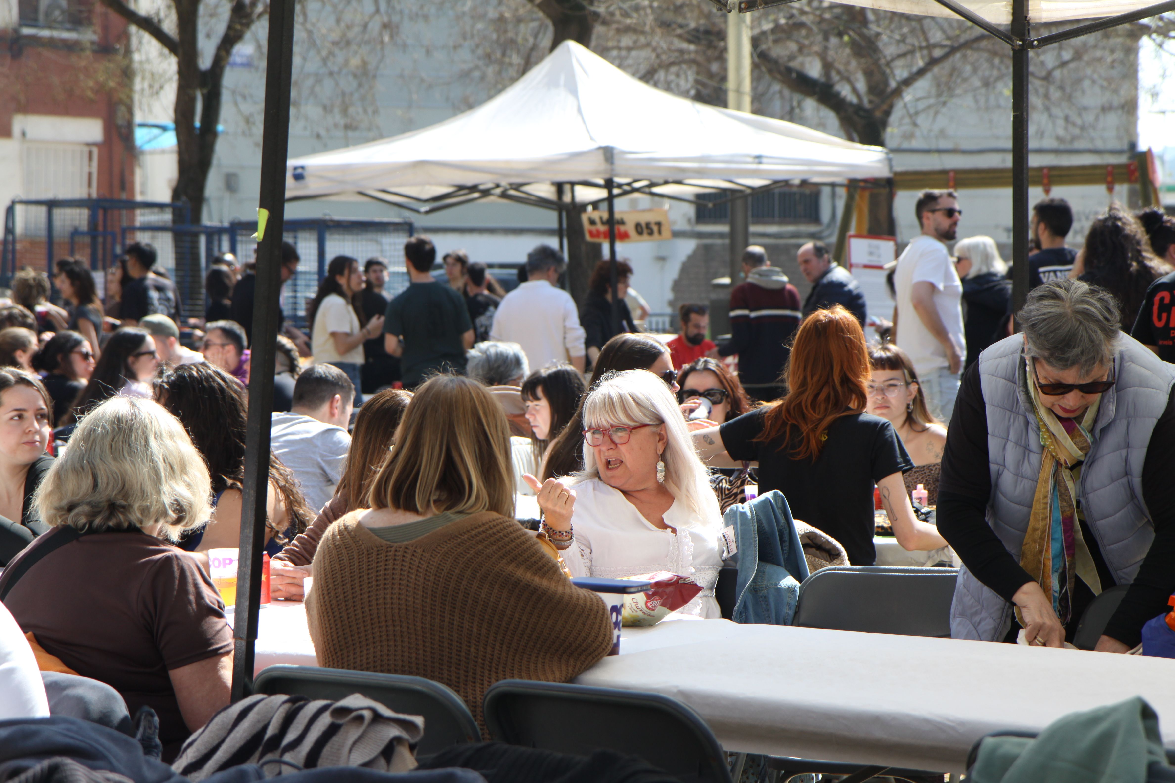 Èxit total de la calçotada popular de El Local. Foto: Laia Jubany