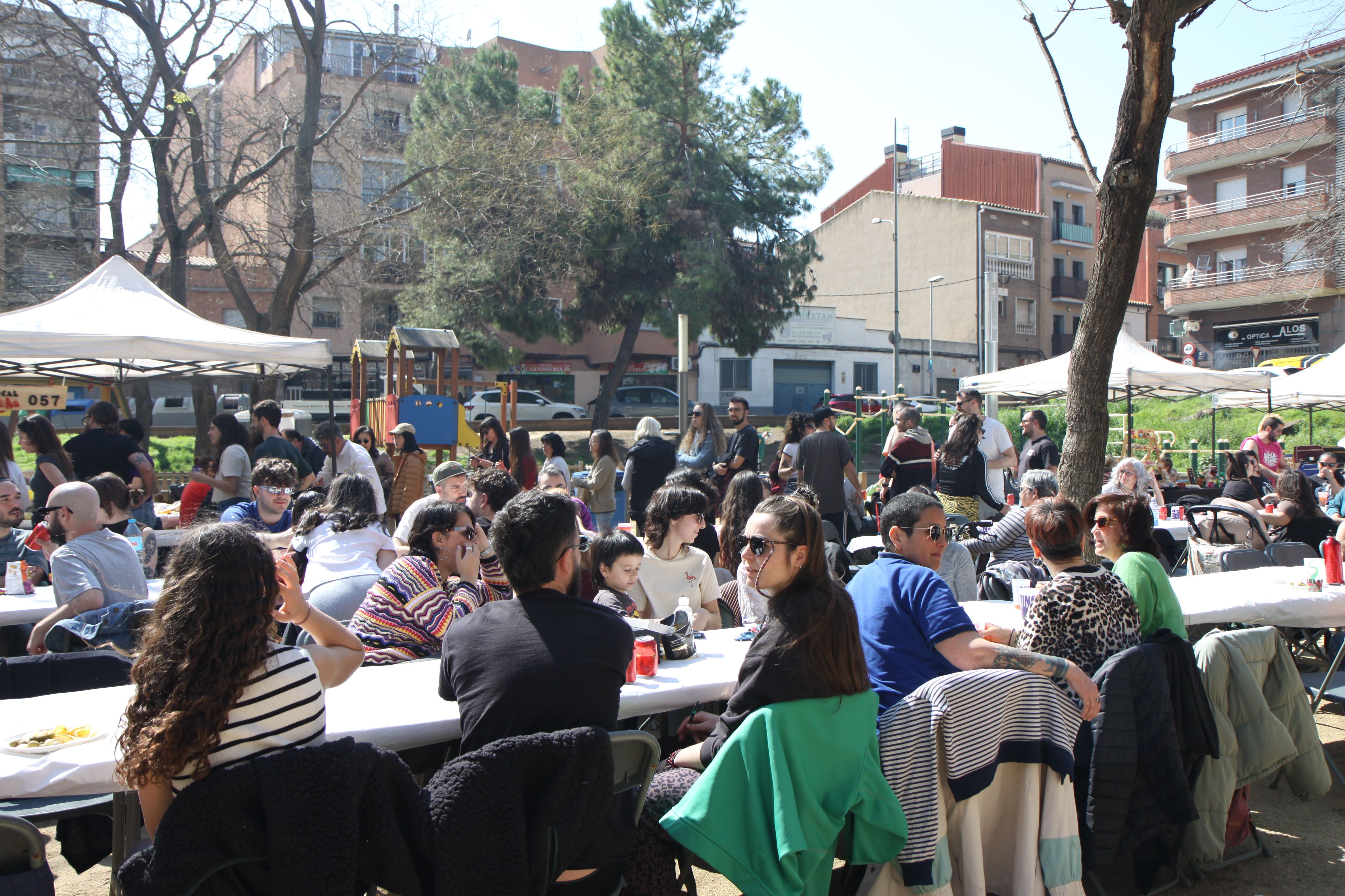 Èxit total de la calçotada popular de El Local. Foto: Laia Jubany
