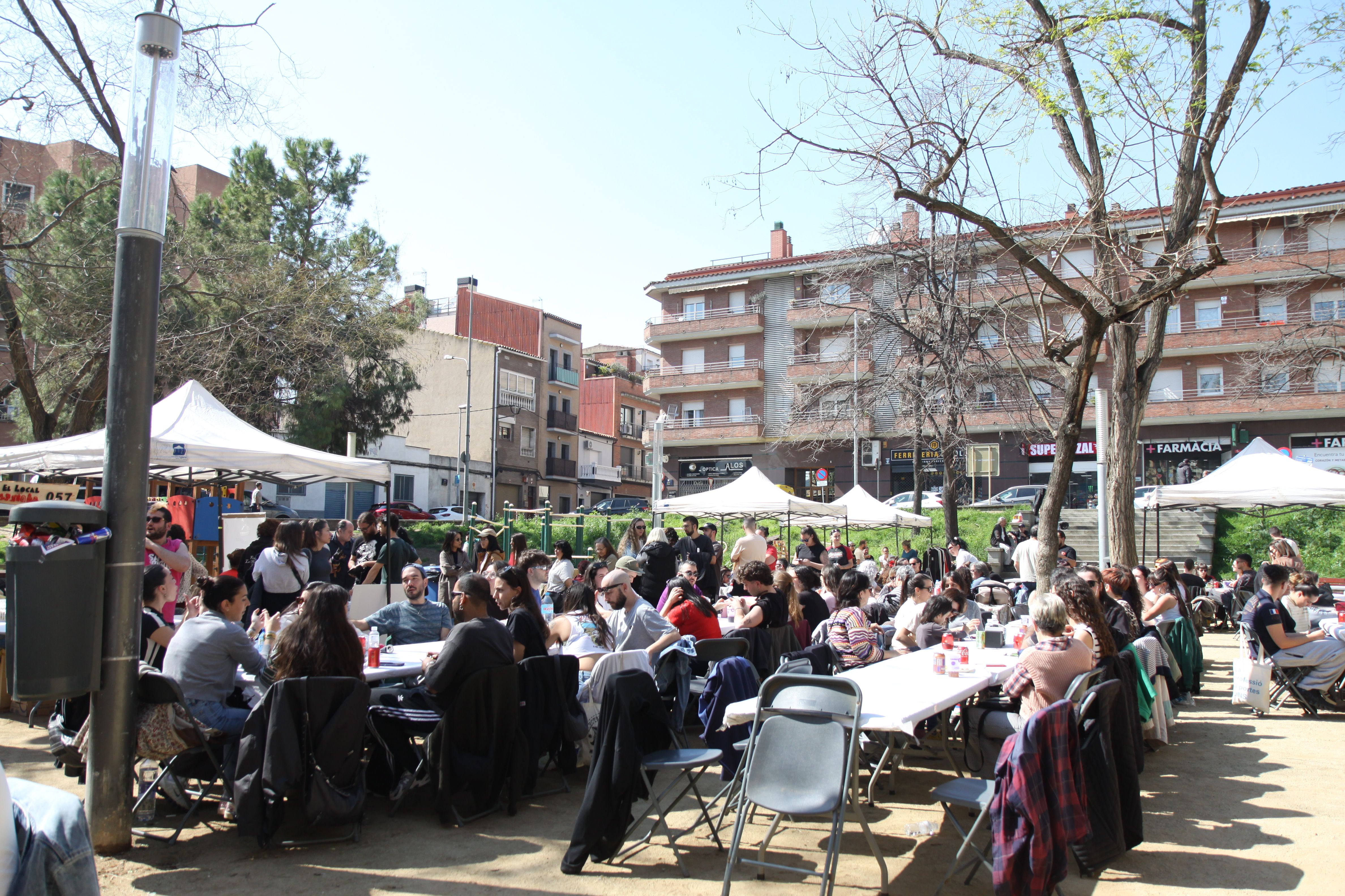 Èxit total de la calçotada popular de El Local. Foto: Laia Jubany
