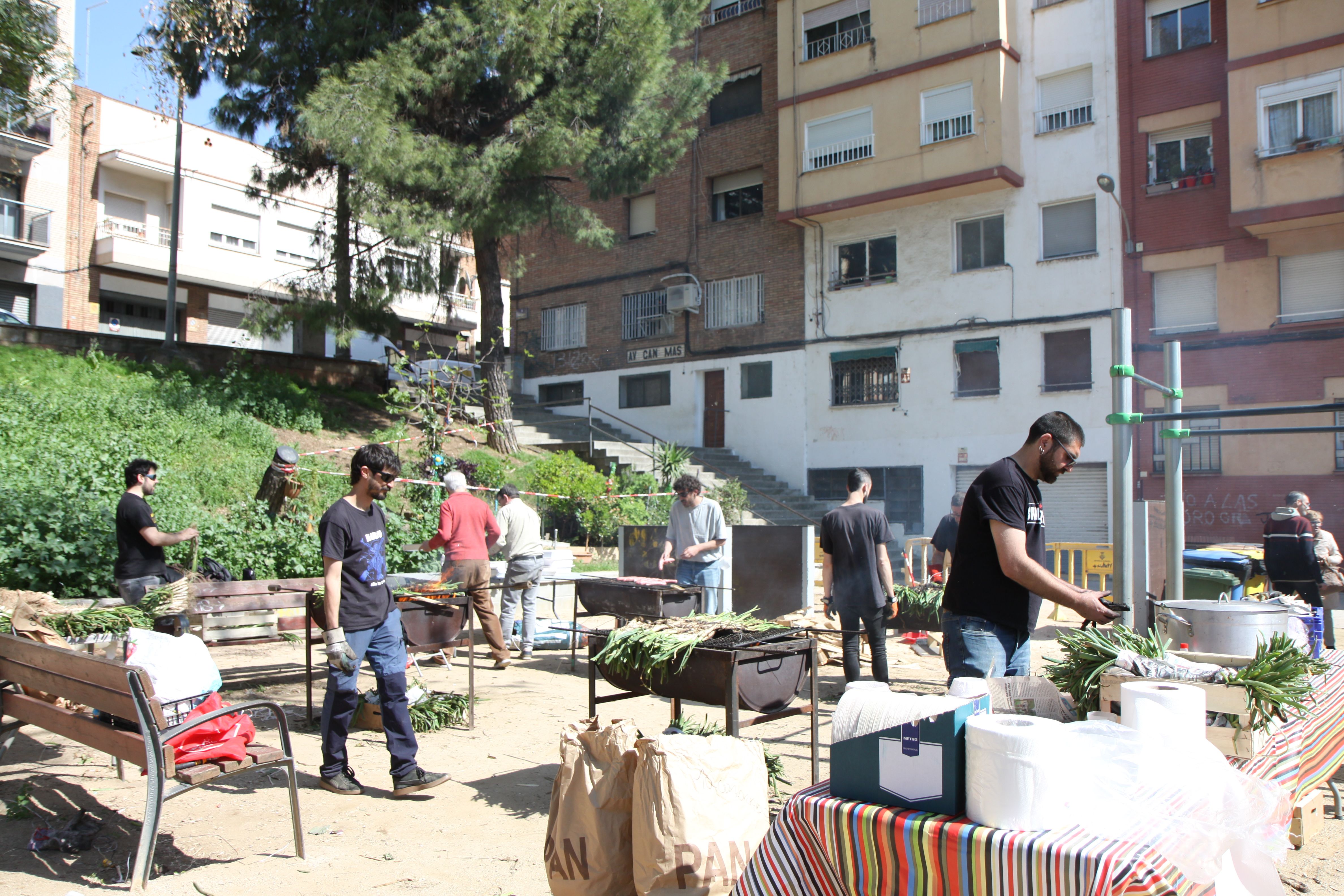 Calçots al foc pel dinar popular. Foto: Laia Jubany