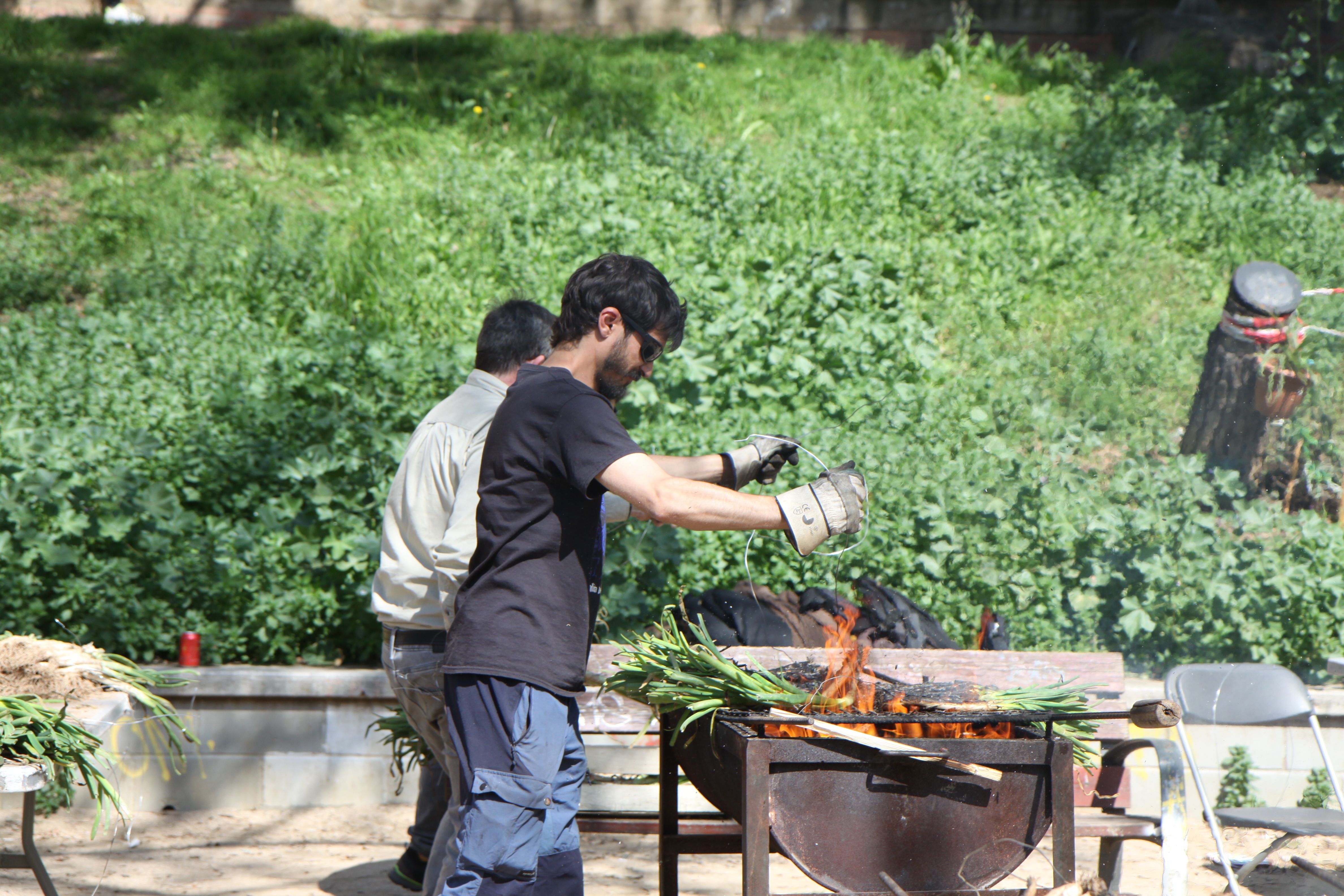 Calçots al foc pel dinar popular. Foto: Laia Jubany
