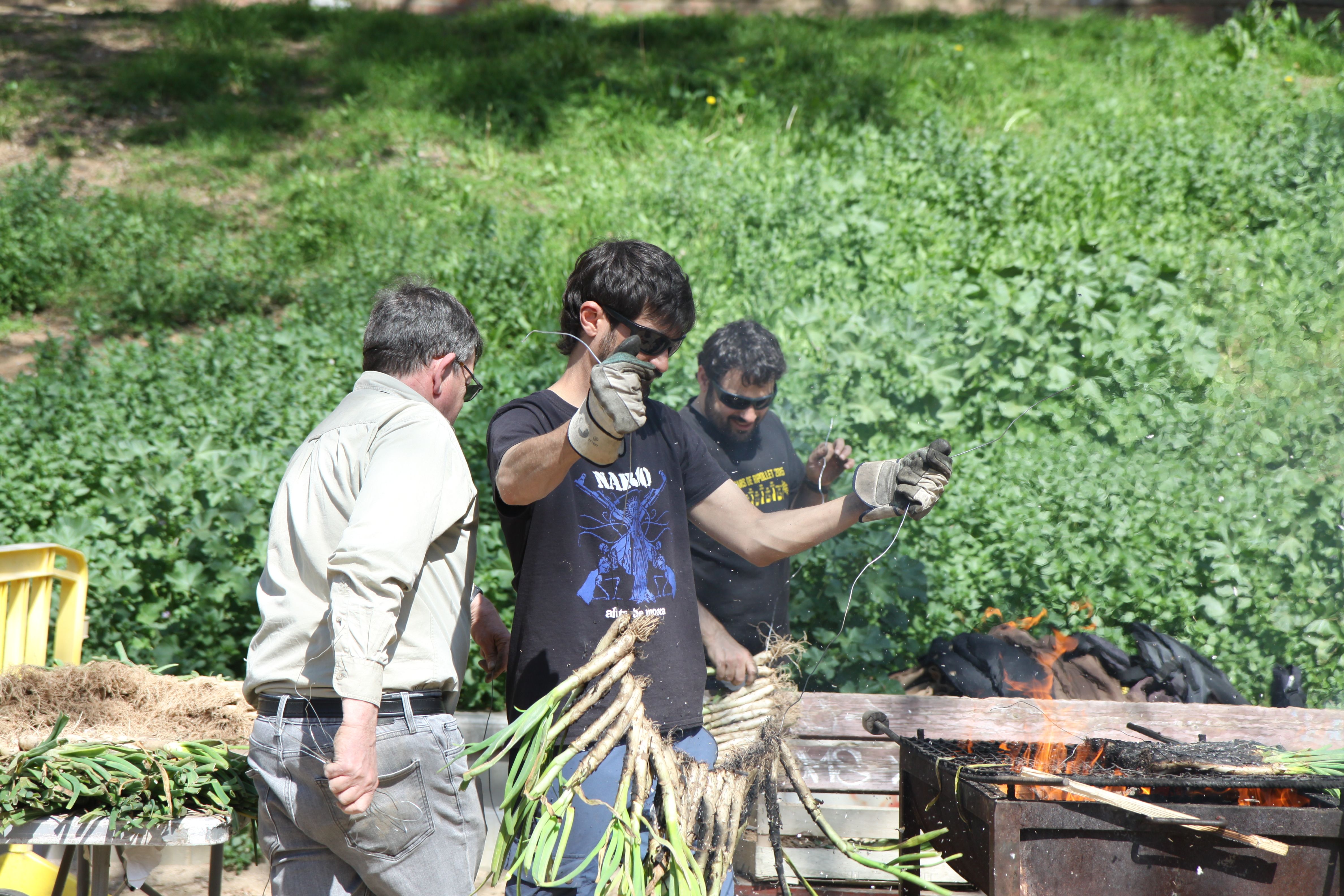 Calçots al foc pel dinar popular. Foto: Laia Jubany