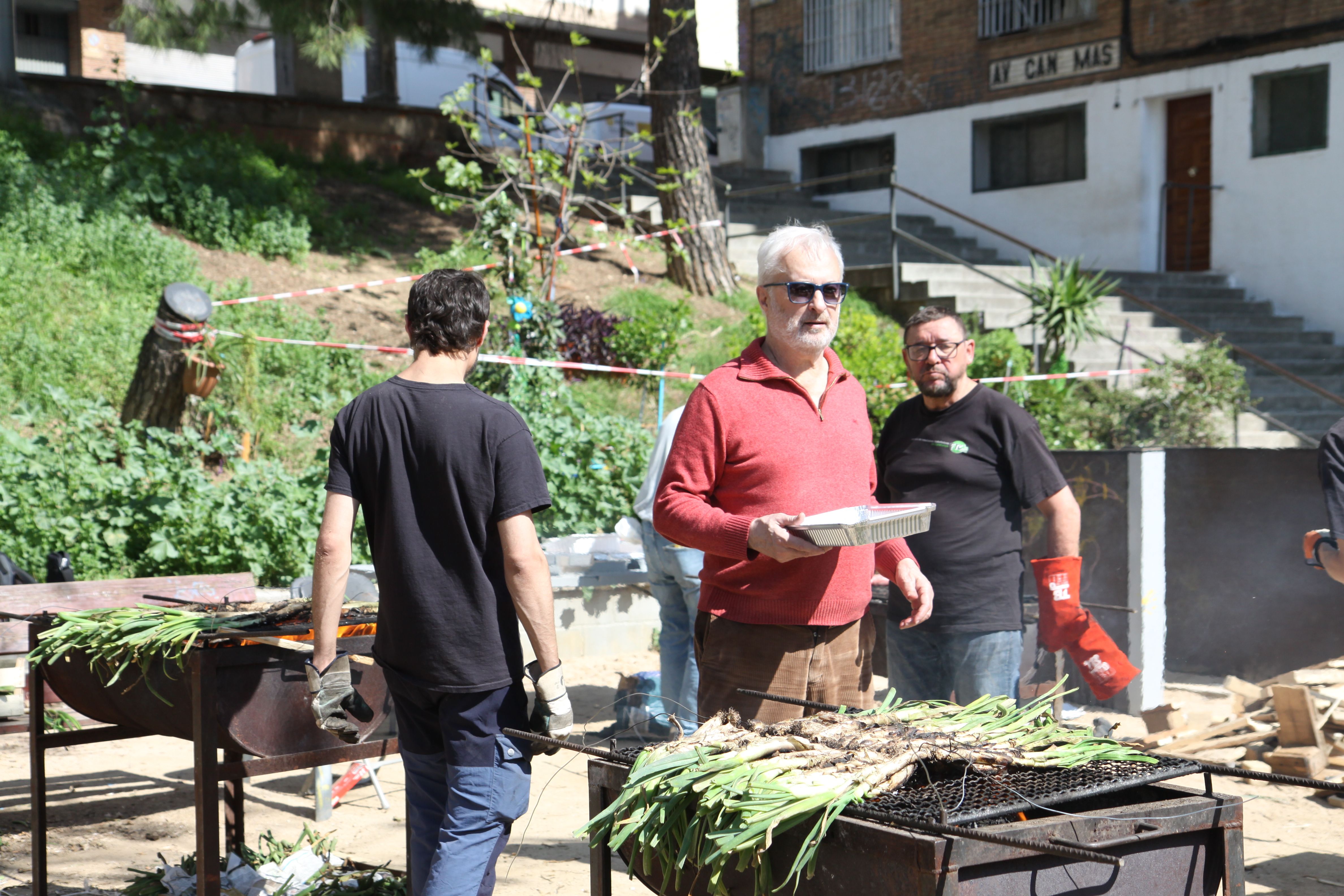 Calçots al foc pel dinar popular. Foto: Laia Jubany