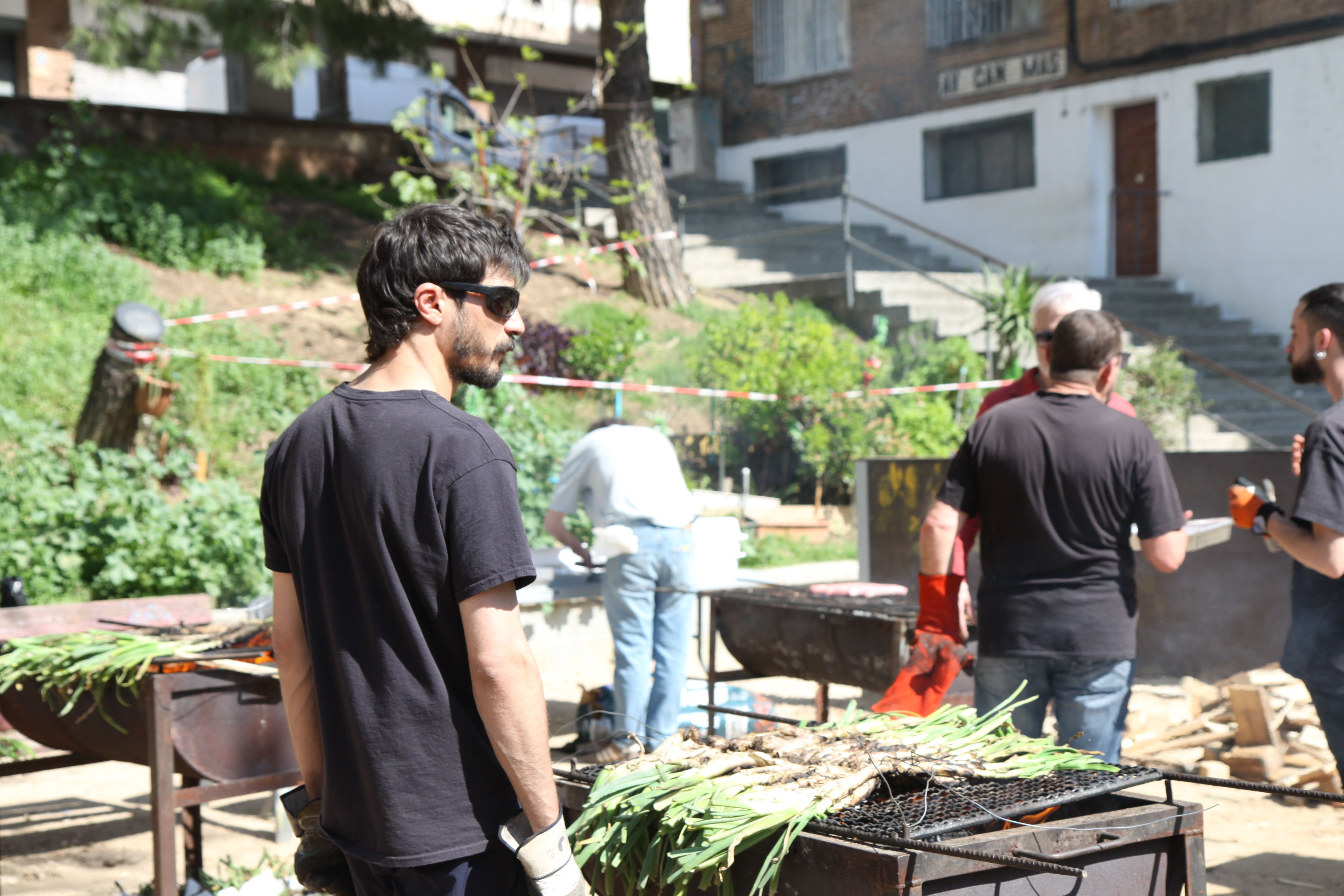 Calçots al foc pel dinar popular. Foto: Laia Jubany