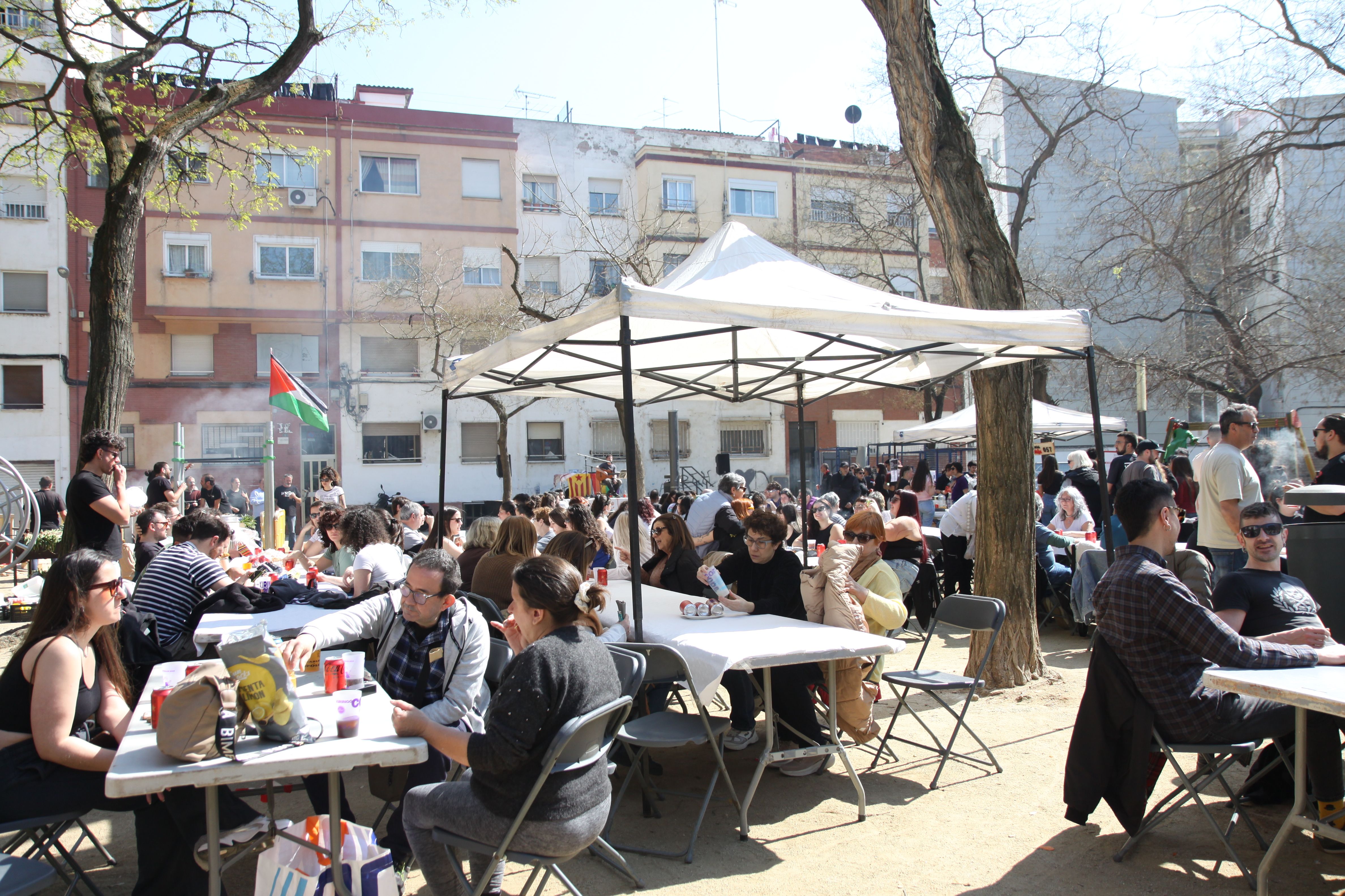 Èxit total de la calçotada popular de El Local. Foto: Laia Jubany