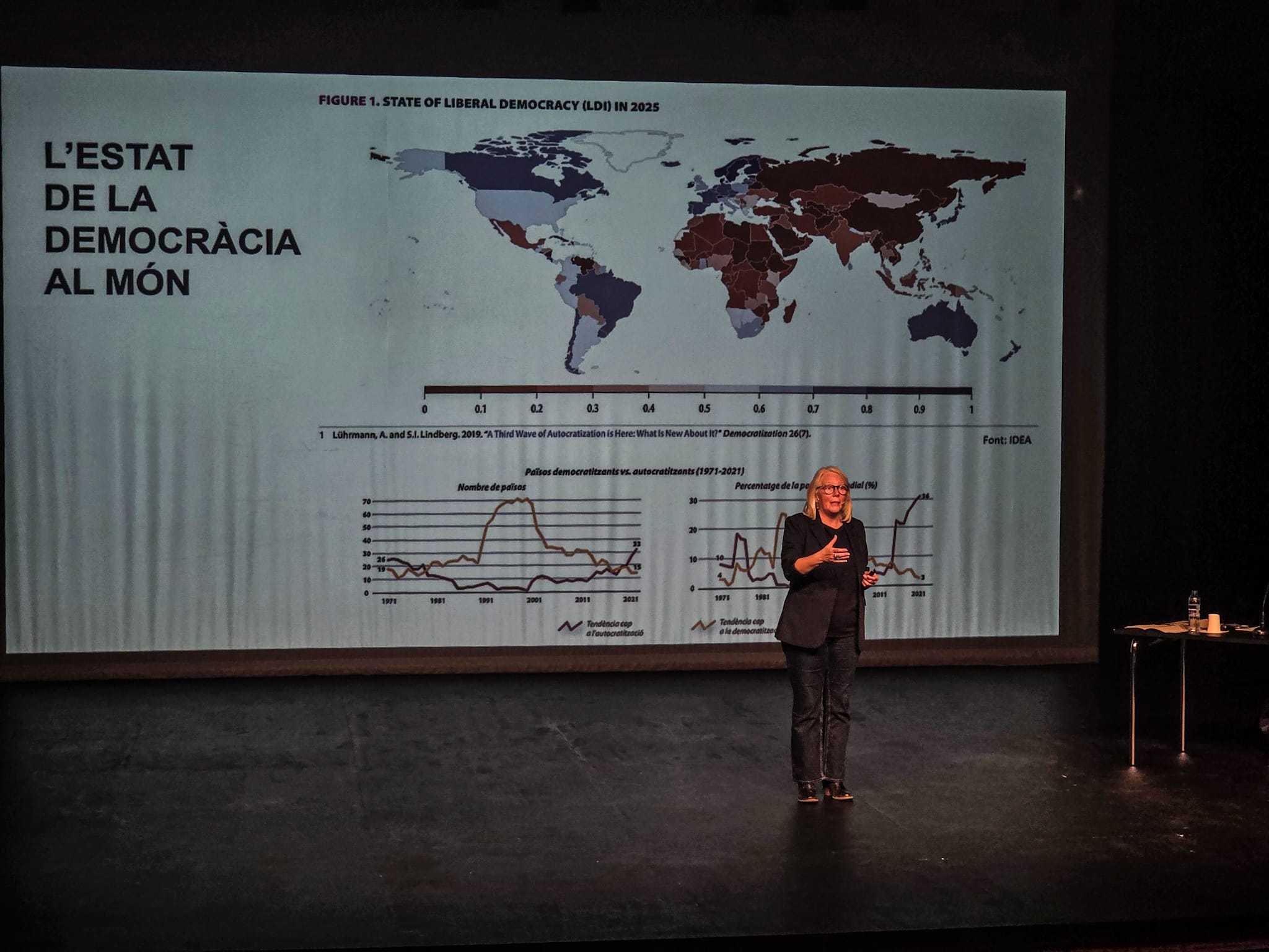 Carme Colomina dona una xerrada sobre la situació geopolítica actual. FOTO: Marc Mata 