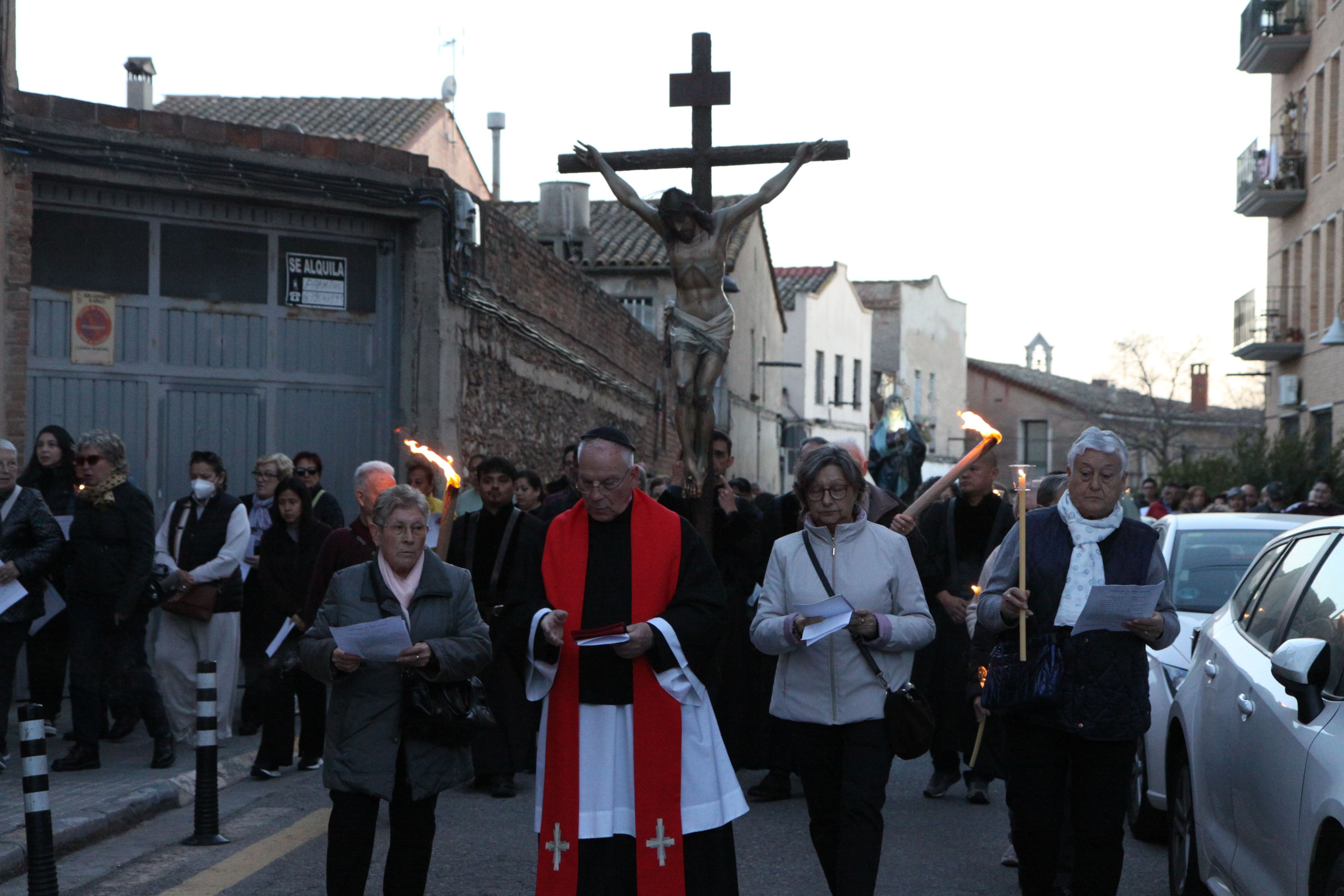 El Via Crucis de Divendres Sant en el seu pas pels carrers de Ripollet. Foto: Laia Jubany