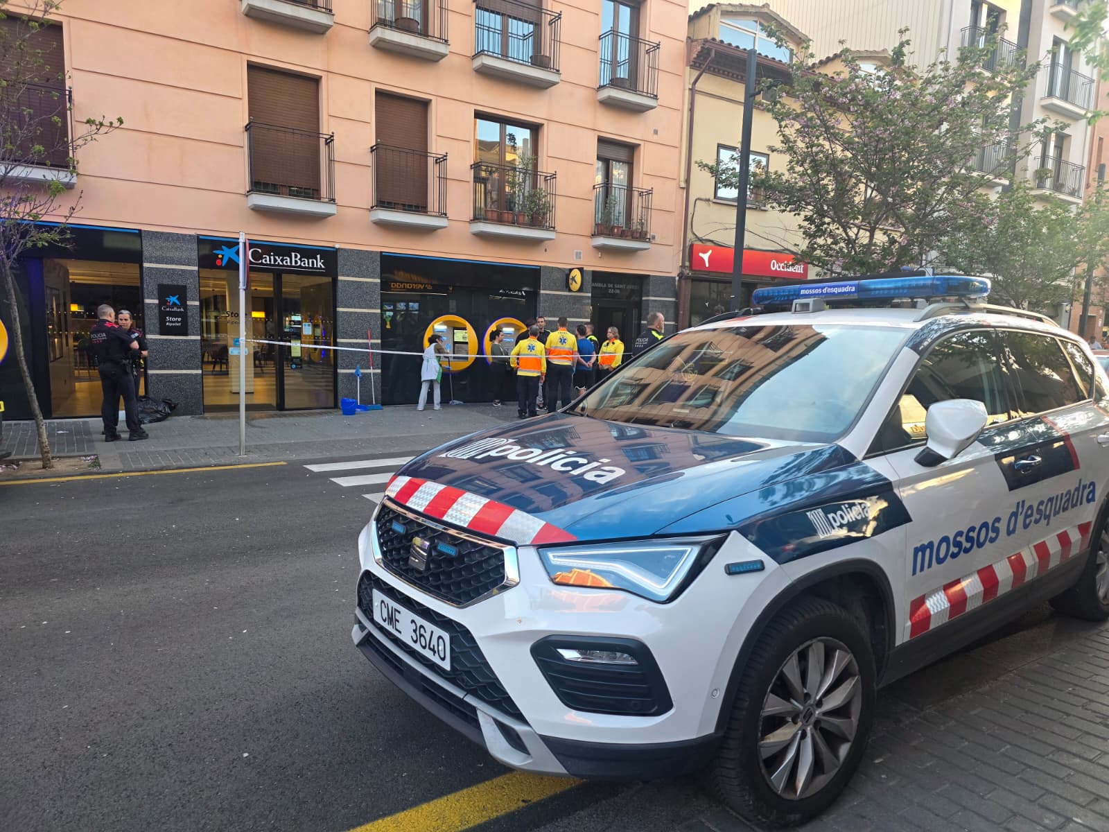Un dels cotxes policials a la zona dels fets. FOTO Marc Mata 