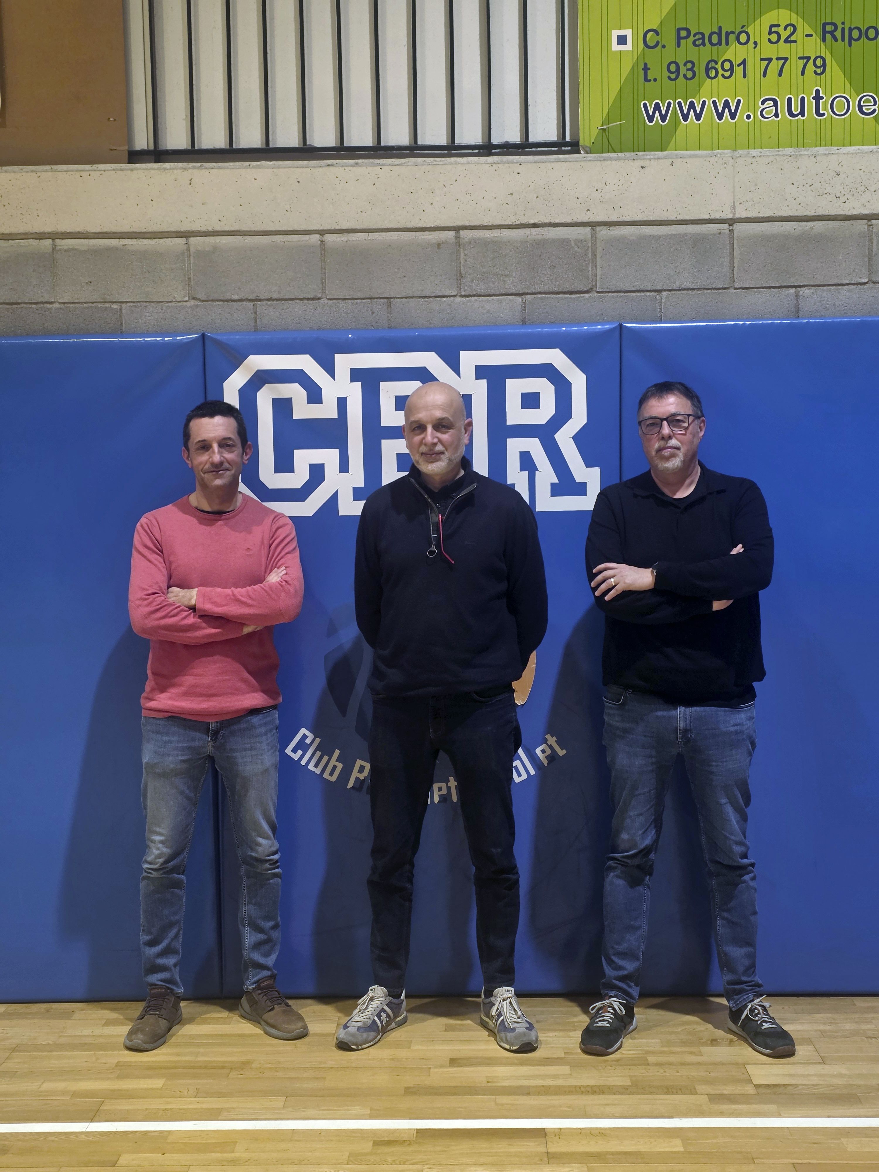 Modest Serra (President), Toni Brualla (Tresorer) i Jose Luis Garcia (secretari) davant l’escut del club. FOTO: Marc Mata 