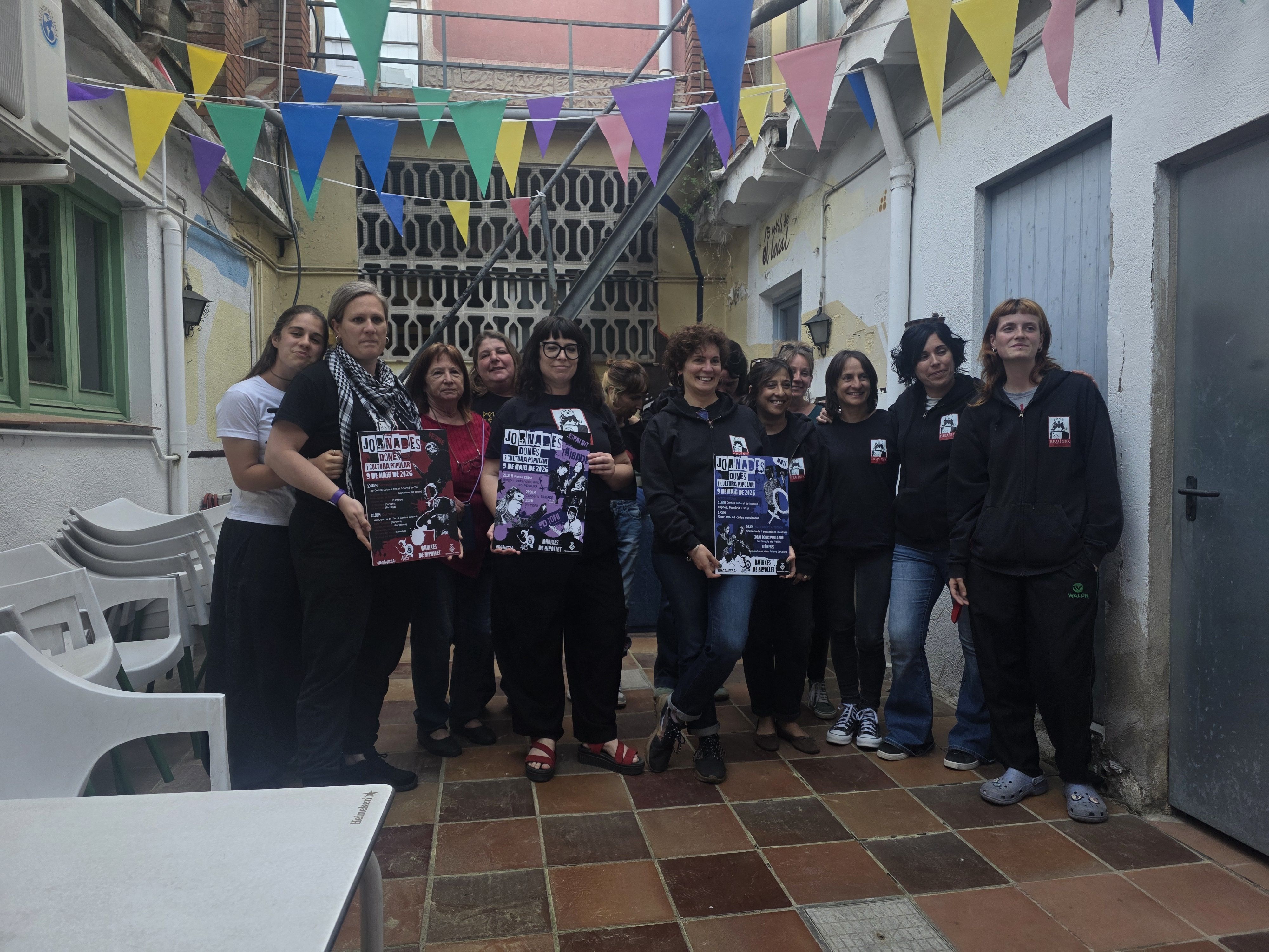 Foto de familia amb els cartells. FOTO Marc Mata 