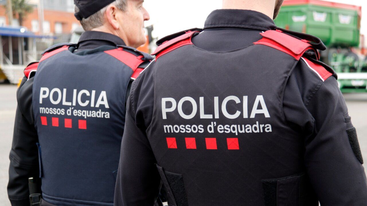 Dos agents de Mossos d'Esquadra patrullant. FOTO: ACN