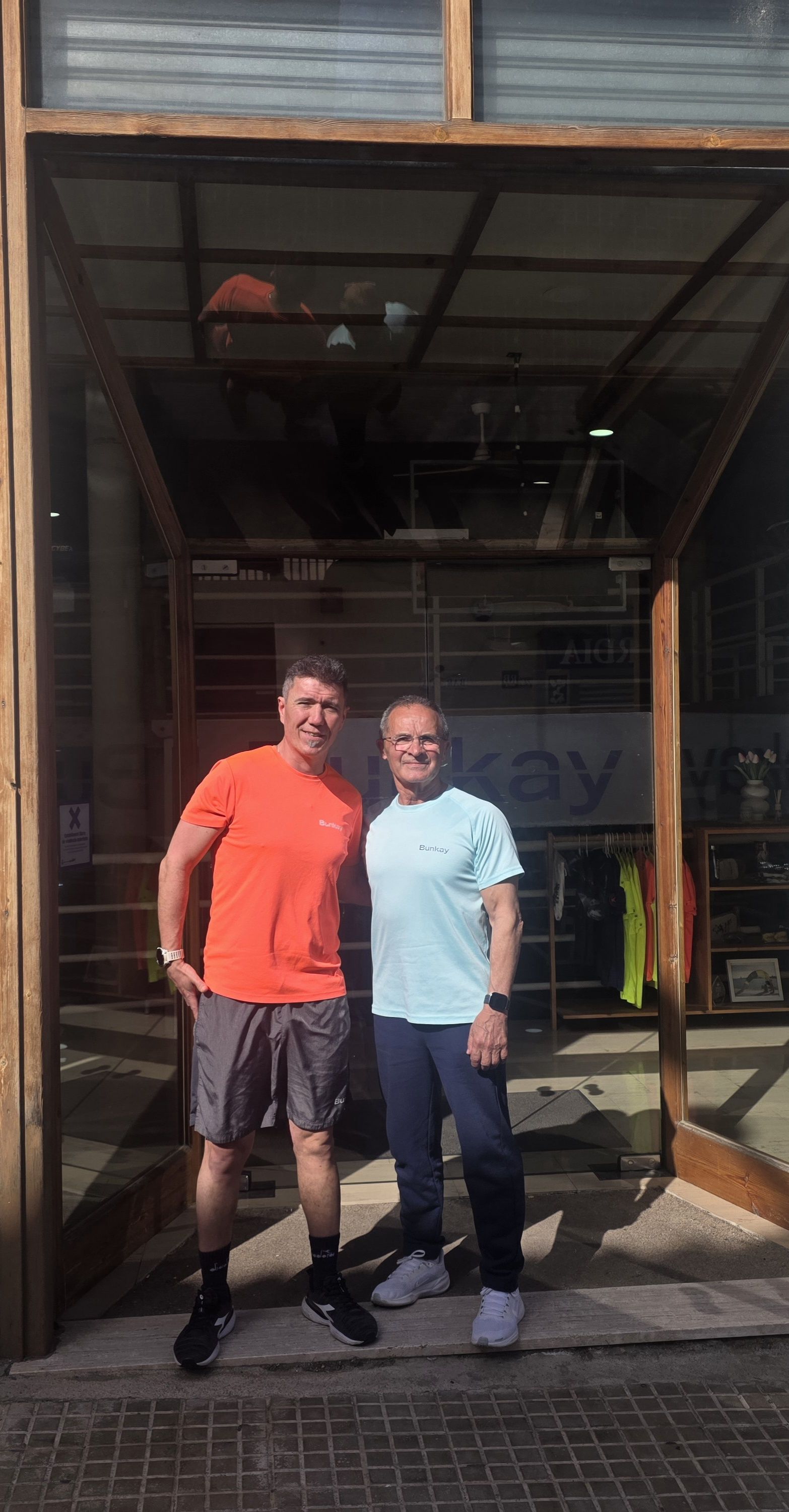 Juan i Ferran a la porta del gimnàs Bunkay. FOTO: Marc Mata 