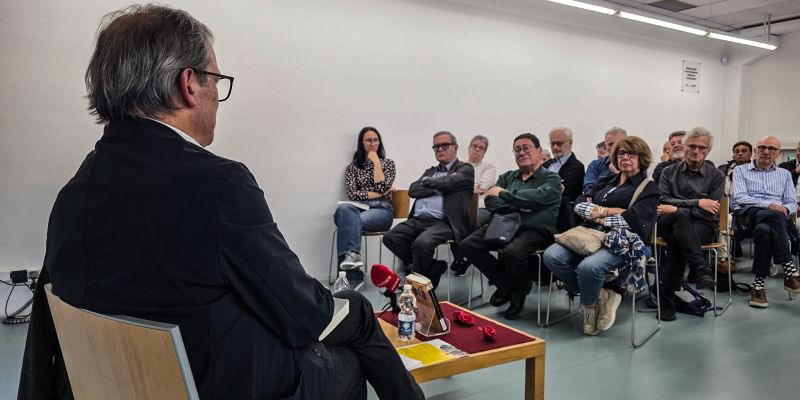 Josep Maria Vinyes omple la Biblioteca en la seva presentació de les 'Memòries d'un capellà'. FOTO: Marc Mata 