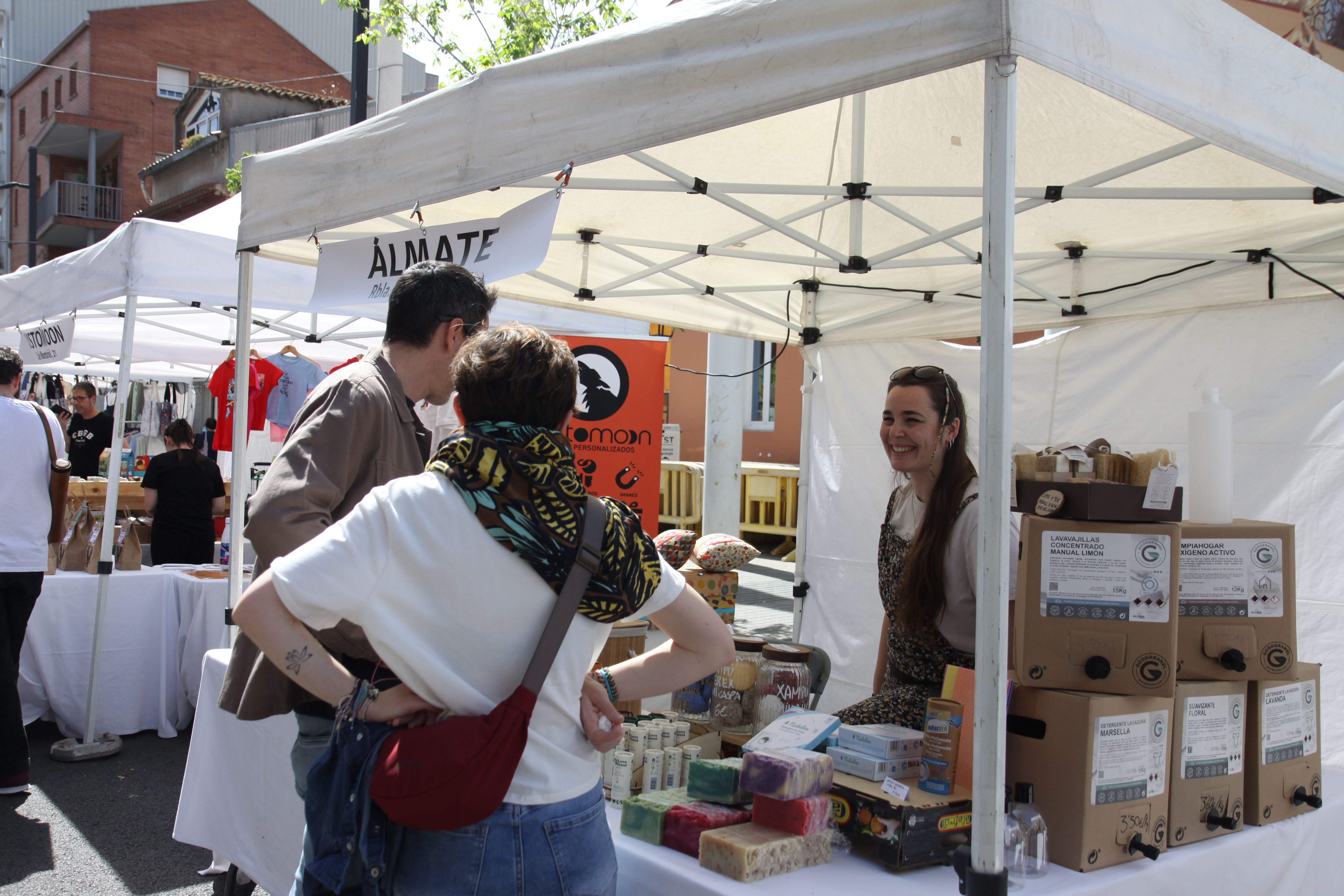 Una vintena de comerços locals han sortit al carrer. Foto: Laia Jubany