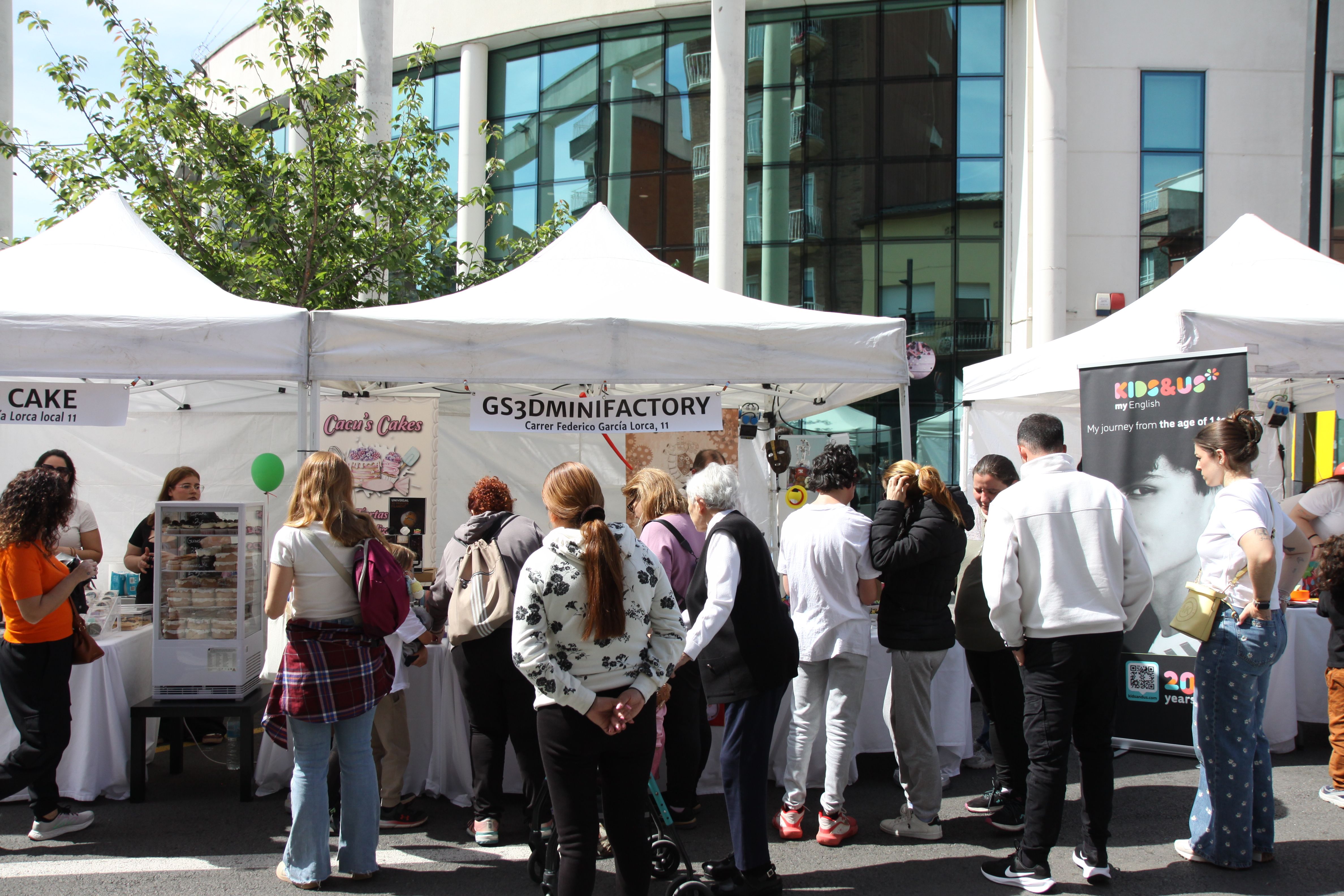 Una vintena de comerços locals han sortit al carrer. Foto: Laia Jubany