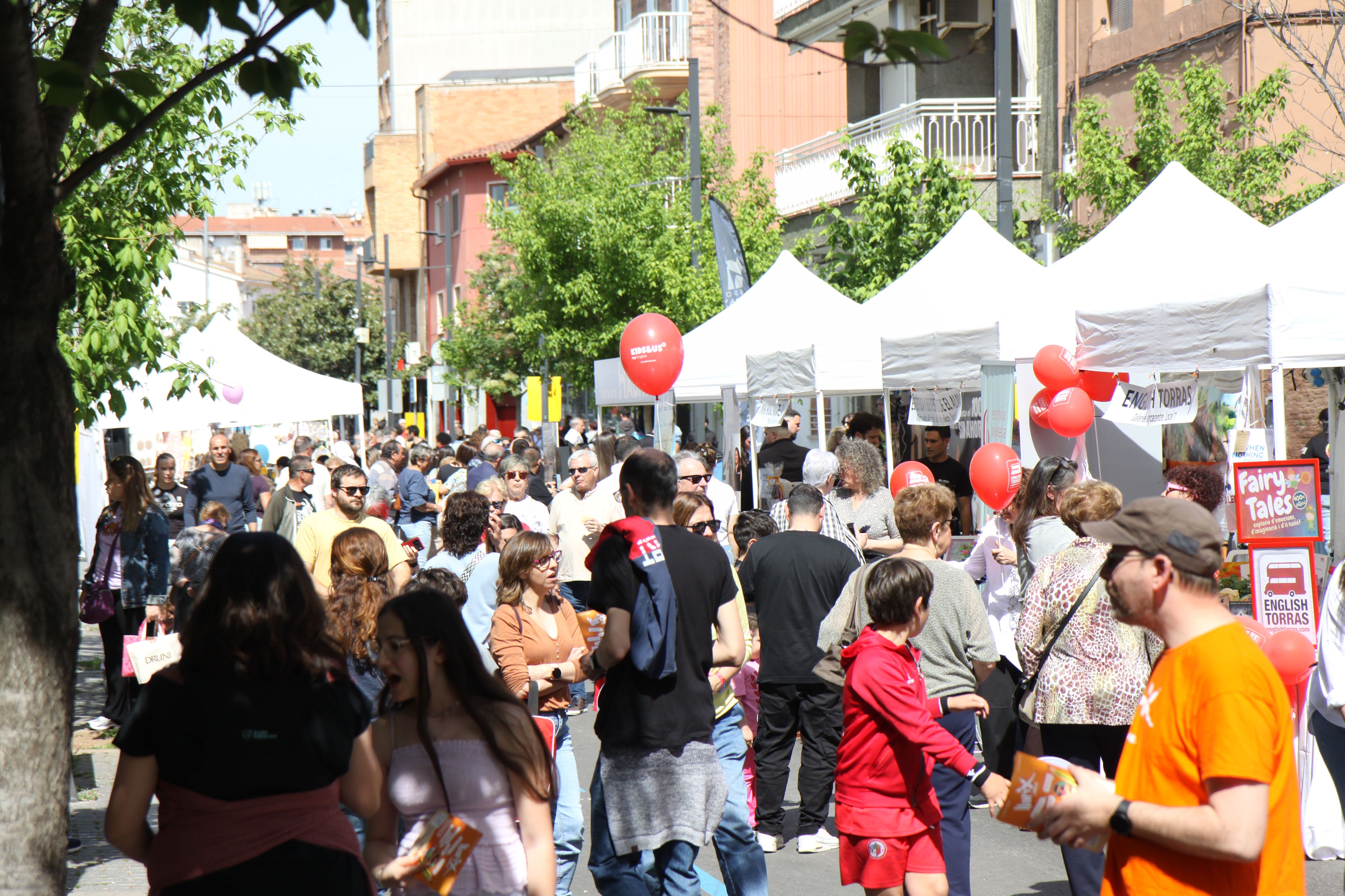Una vintena de comerços locals han sortit al carrer. Foto: Laia Jubany