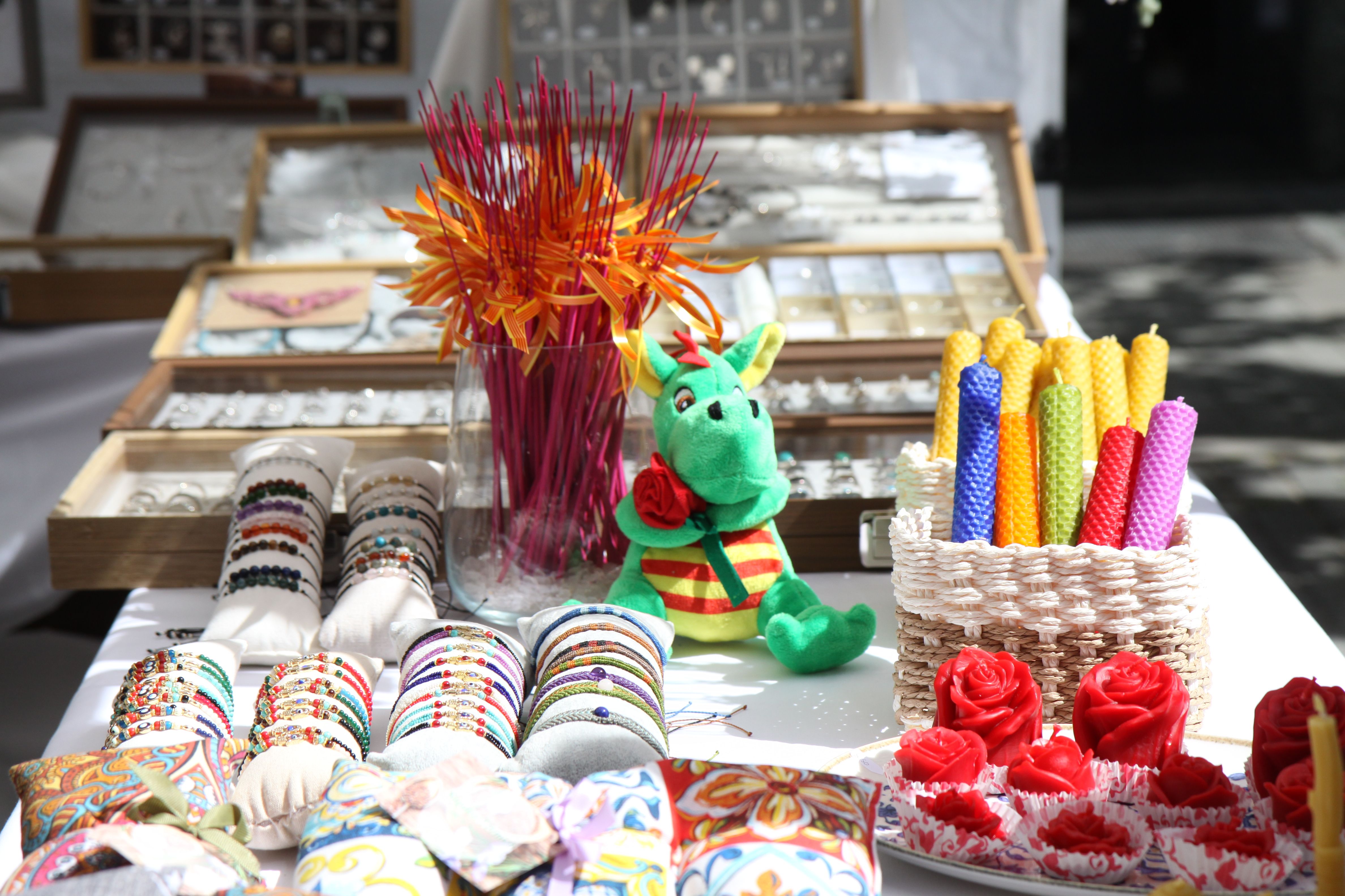 Una vintena de comerços locals han sortit al carrer. Foto: Laia Jubany
