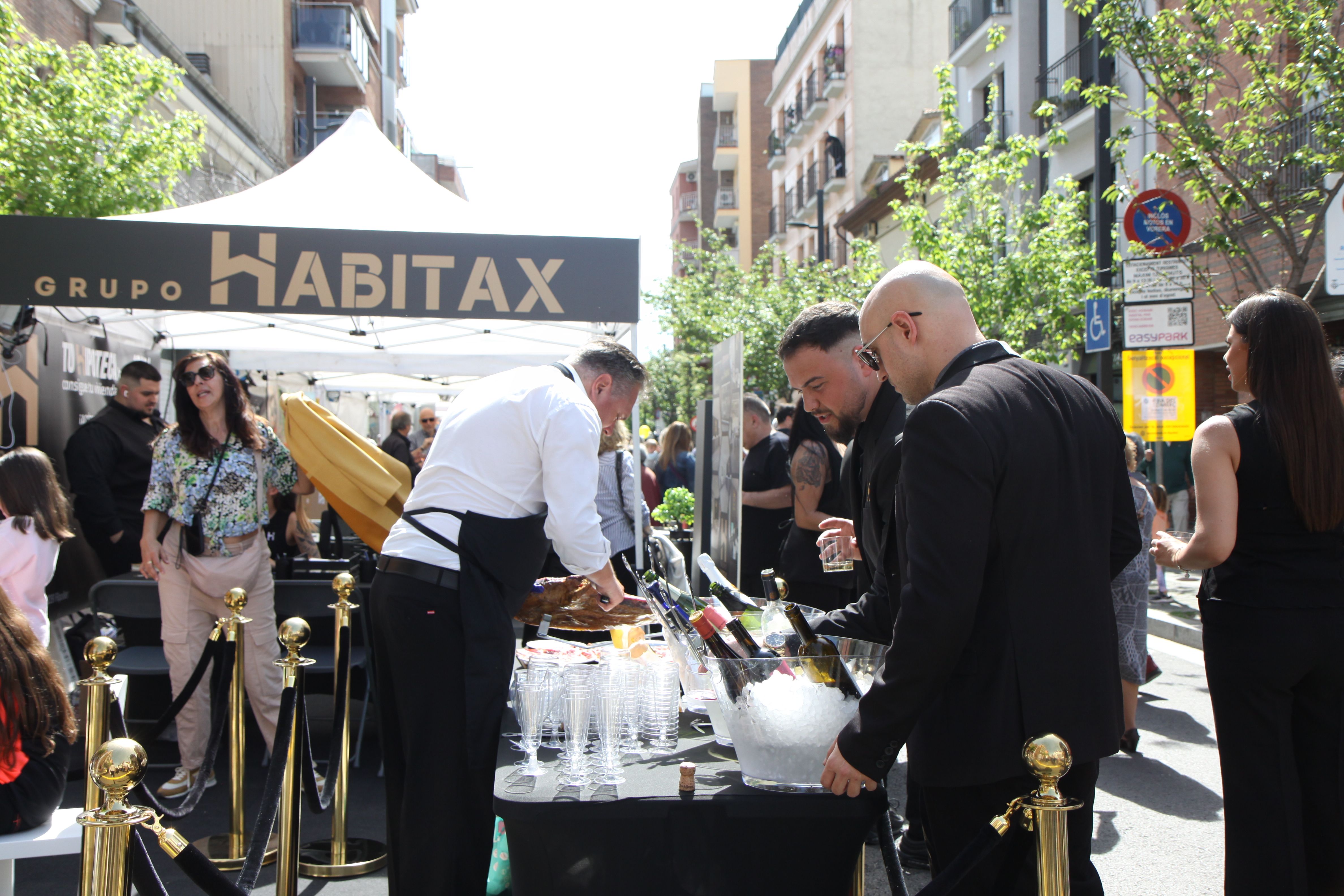 Una vintena de comerços locals han sortit al carrer. Foto: Laia Jubany