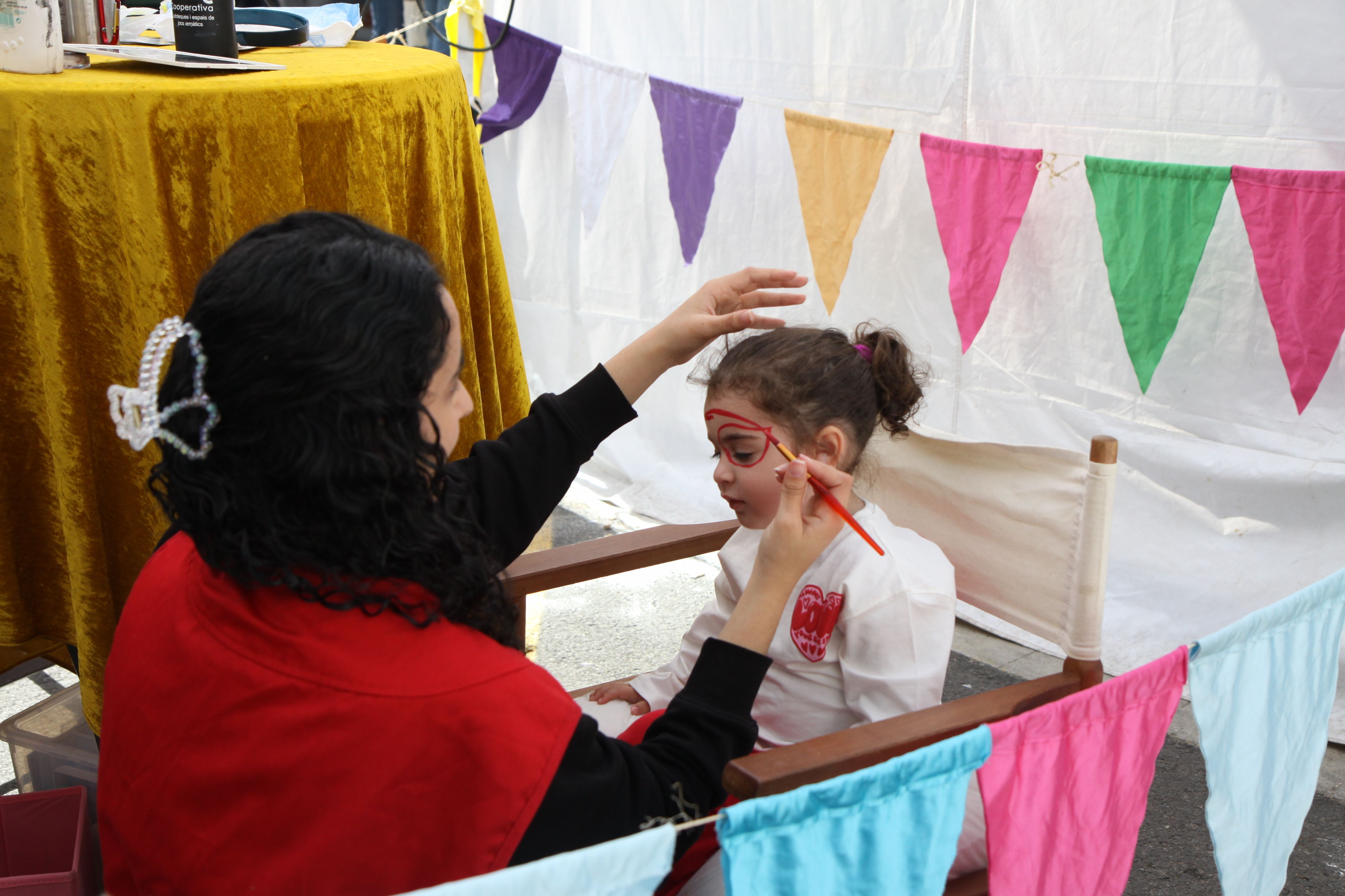 Una vintena de comerços locals han sortit al carrer. Foto: Laia Jubany