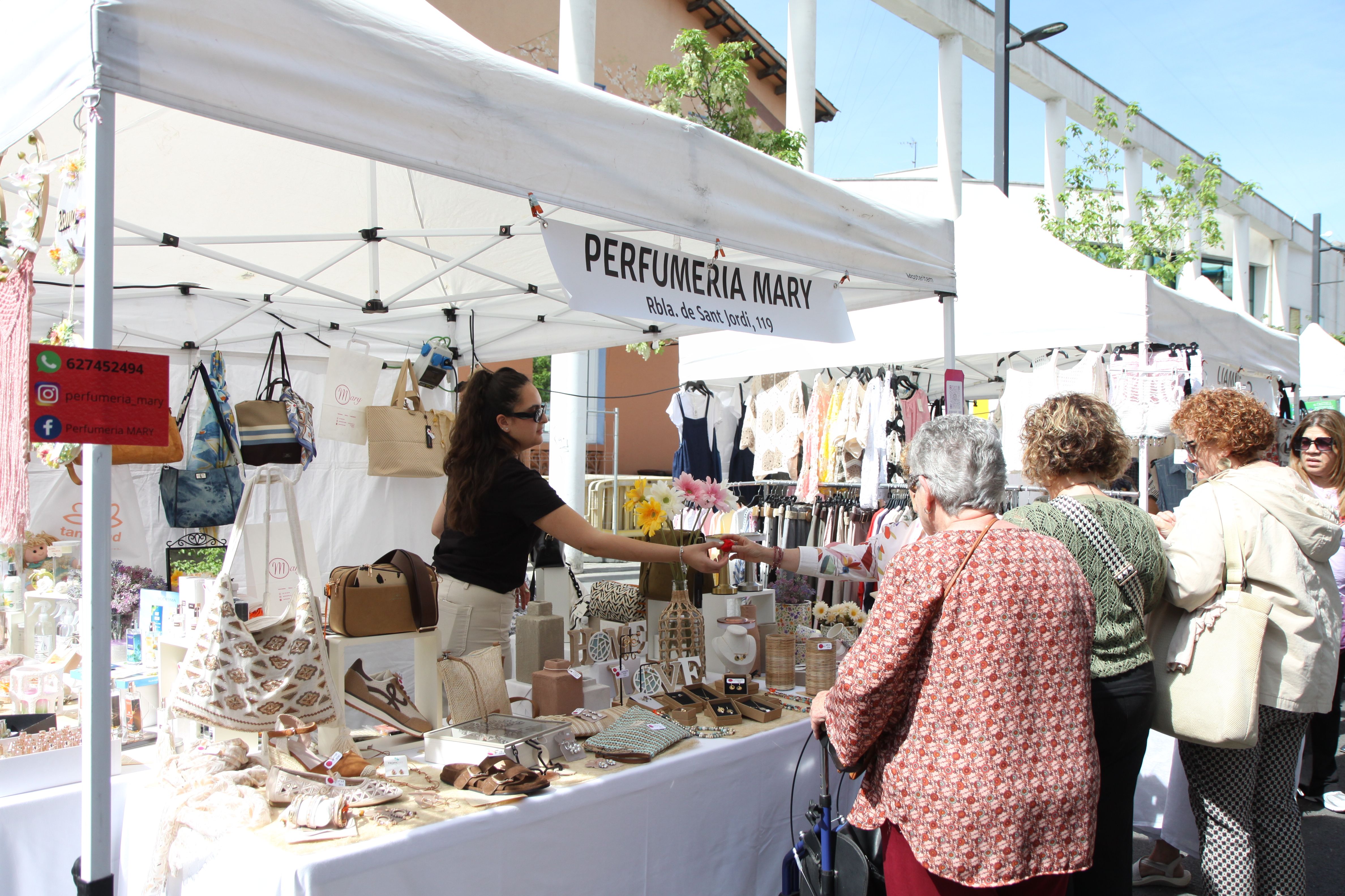 Una vintena de comerços locals han sortit al carrer. Foto: Laia Jubany