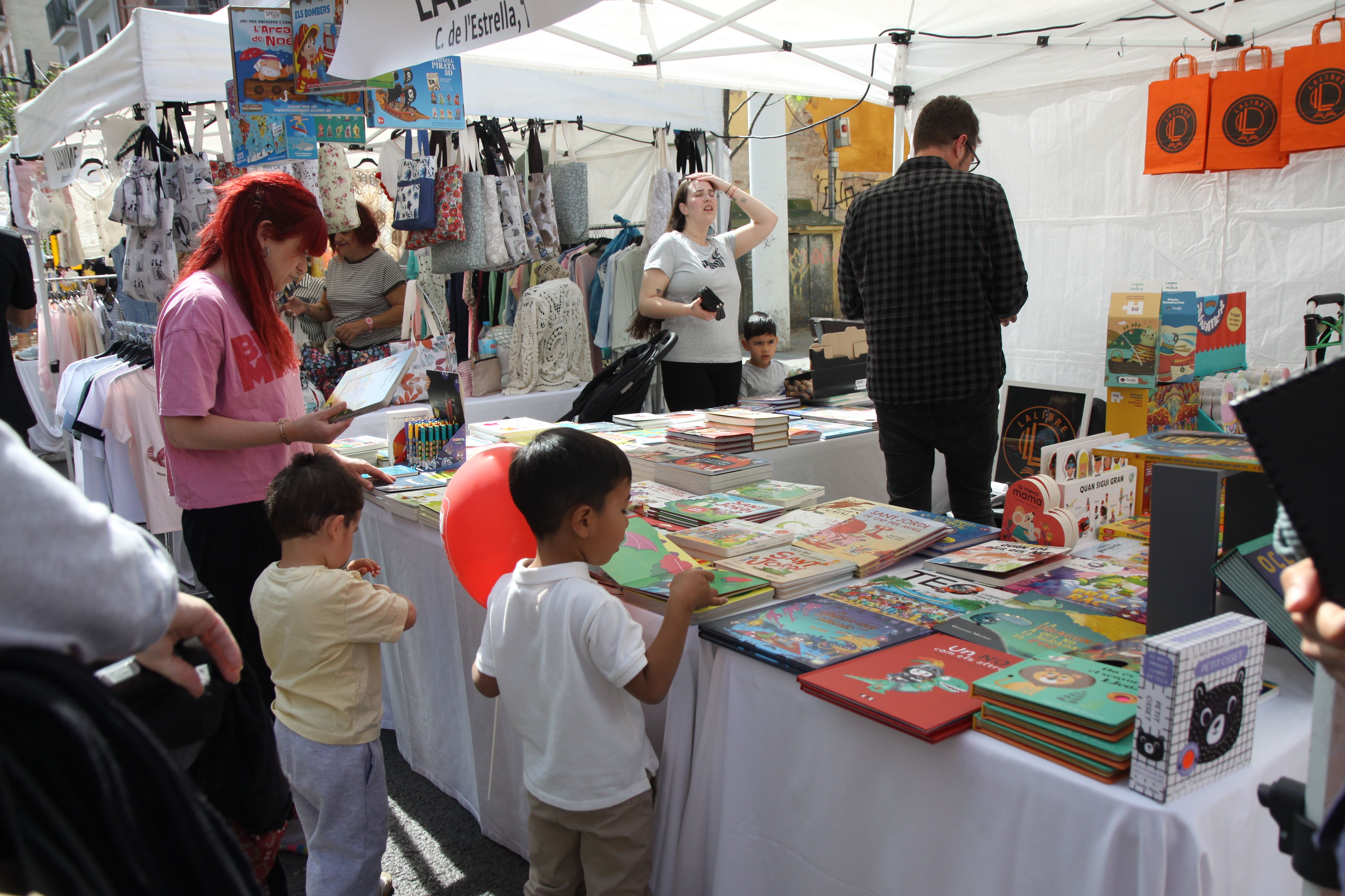Una vintena de comerços locals han sortit al carrer. Foto: Laia Jubany