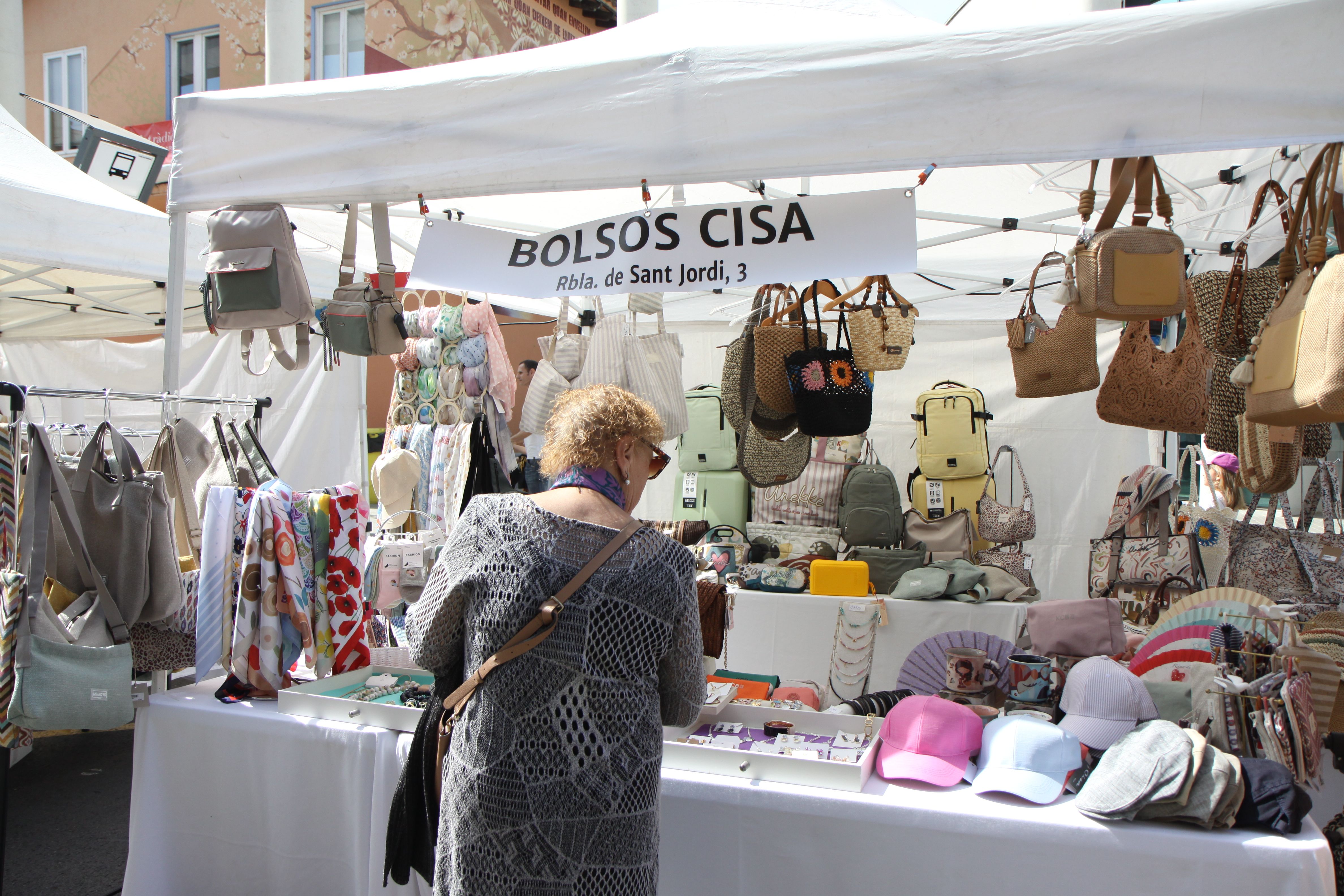 Una vintena de comerços locals han sortit al carrer. Foto: Laia Jubany