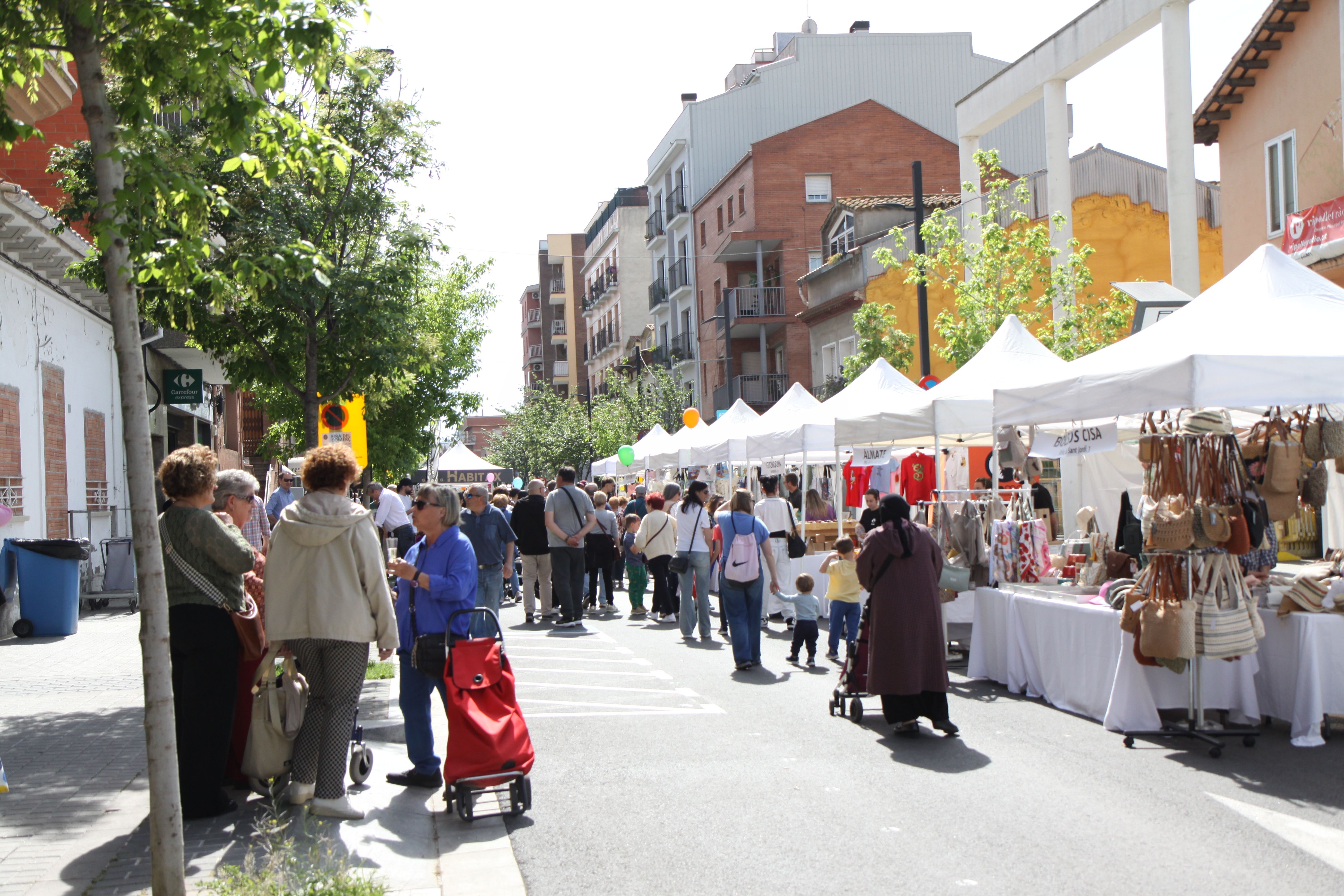 Una vintena de comerços locals han sortit al carrer. Foto: Laia Jubany