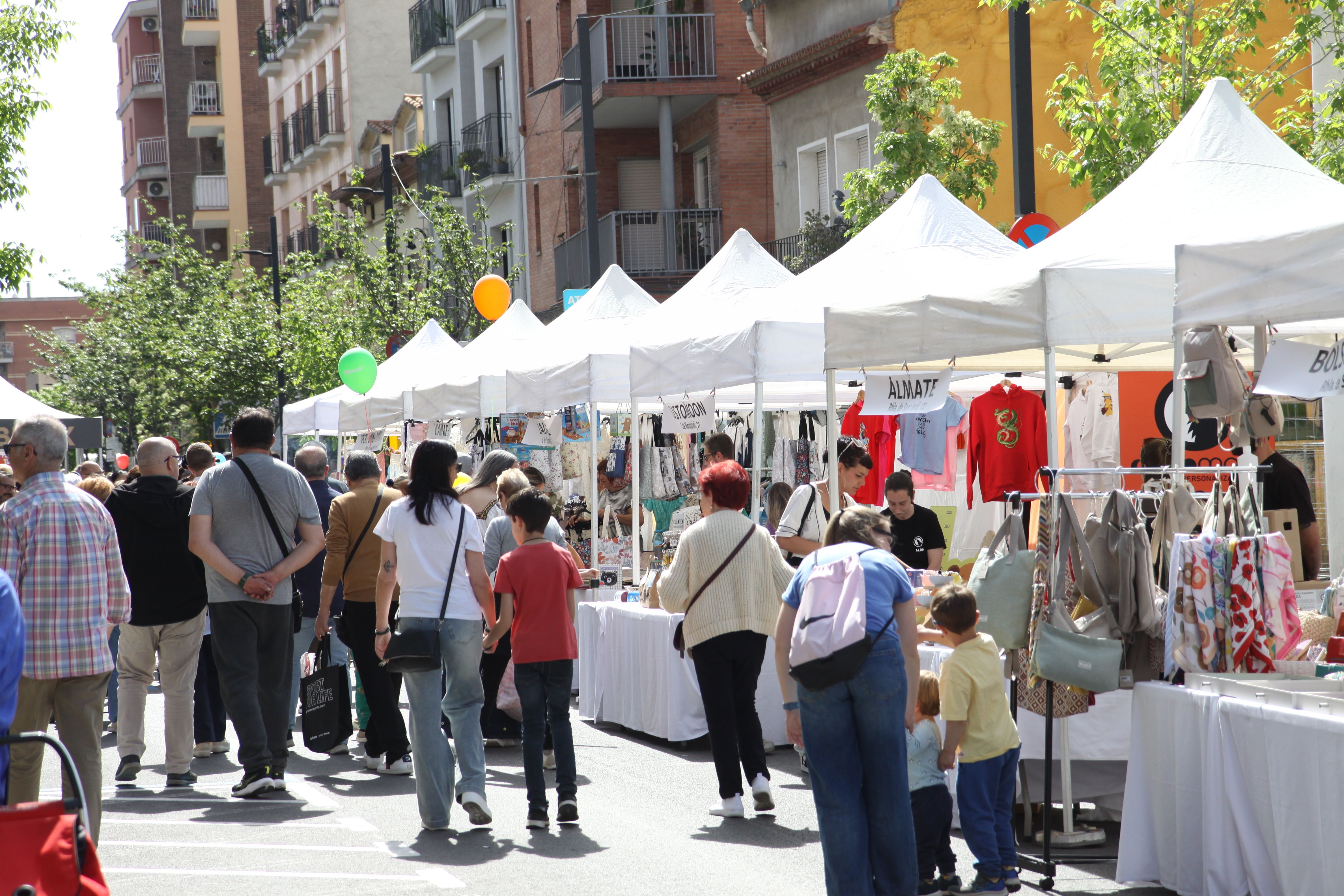 Una vintena de comerços locals han sortit al carrer. Foto: Laia Jubany
