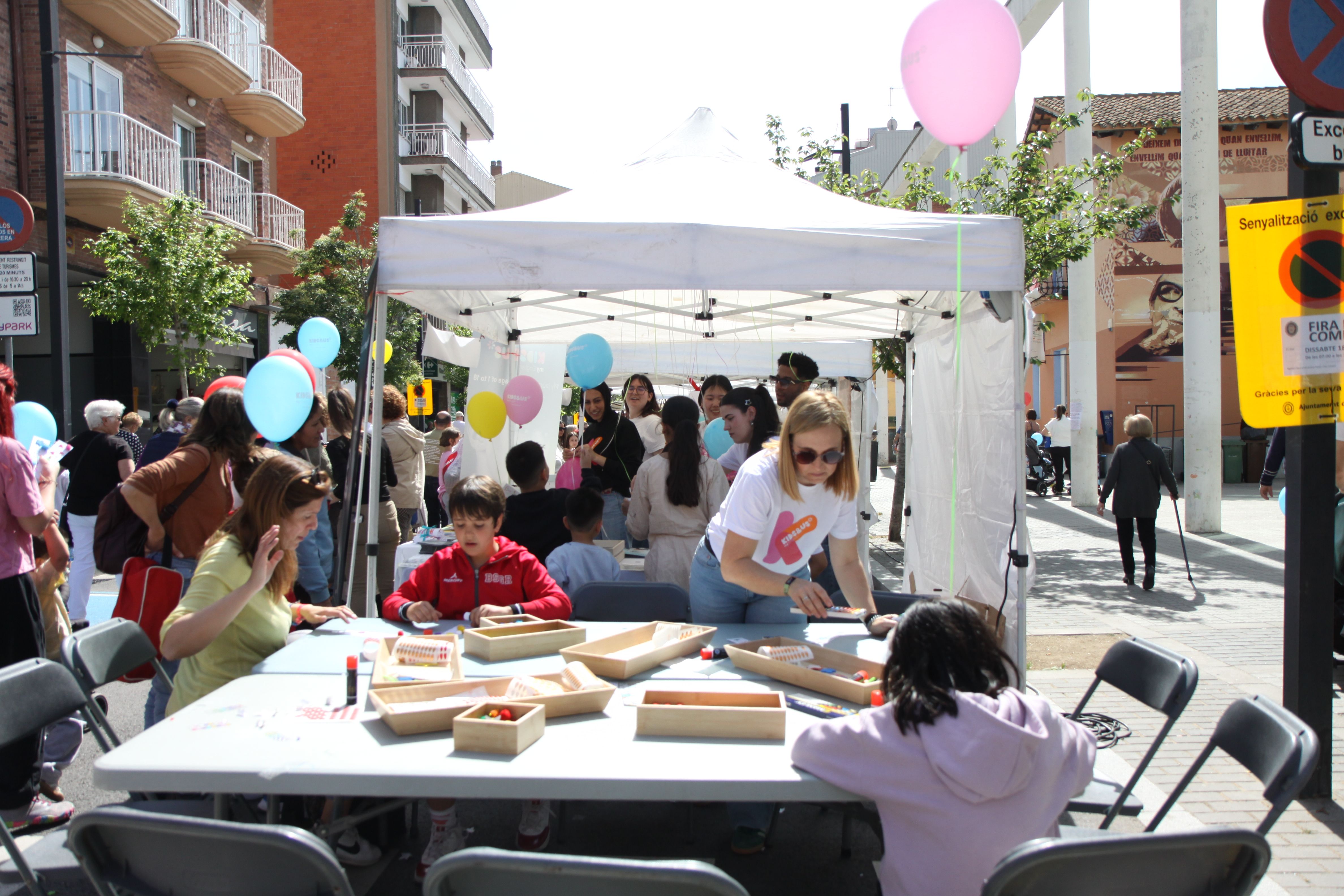 Una vintena de comerços locals han sortit al carrer. Foto: Laia Jubany