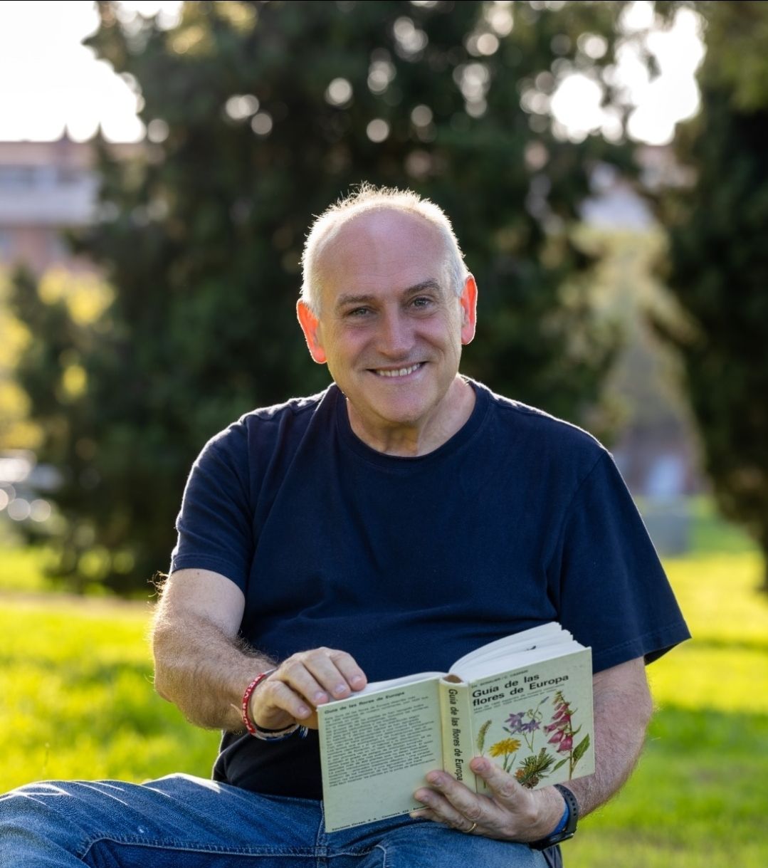 Eloi Isern amb el llibre que presentarà aquest dilluns en el Centre Cultural. FOTO Cedida