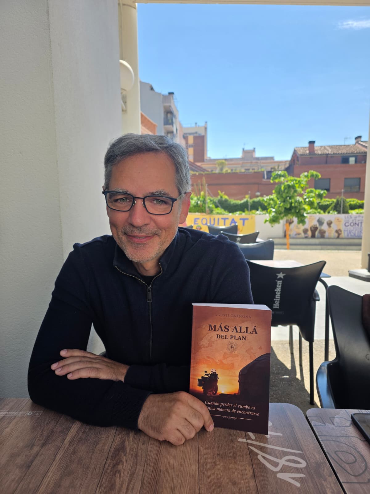 Agustí Carmona ens presenta el seu nou llibre. FOTO Marc Mata