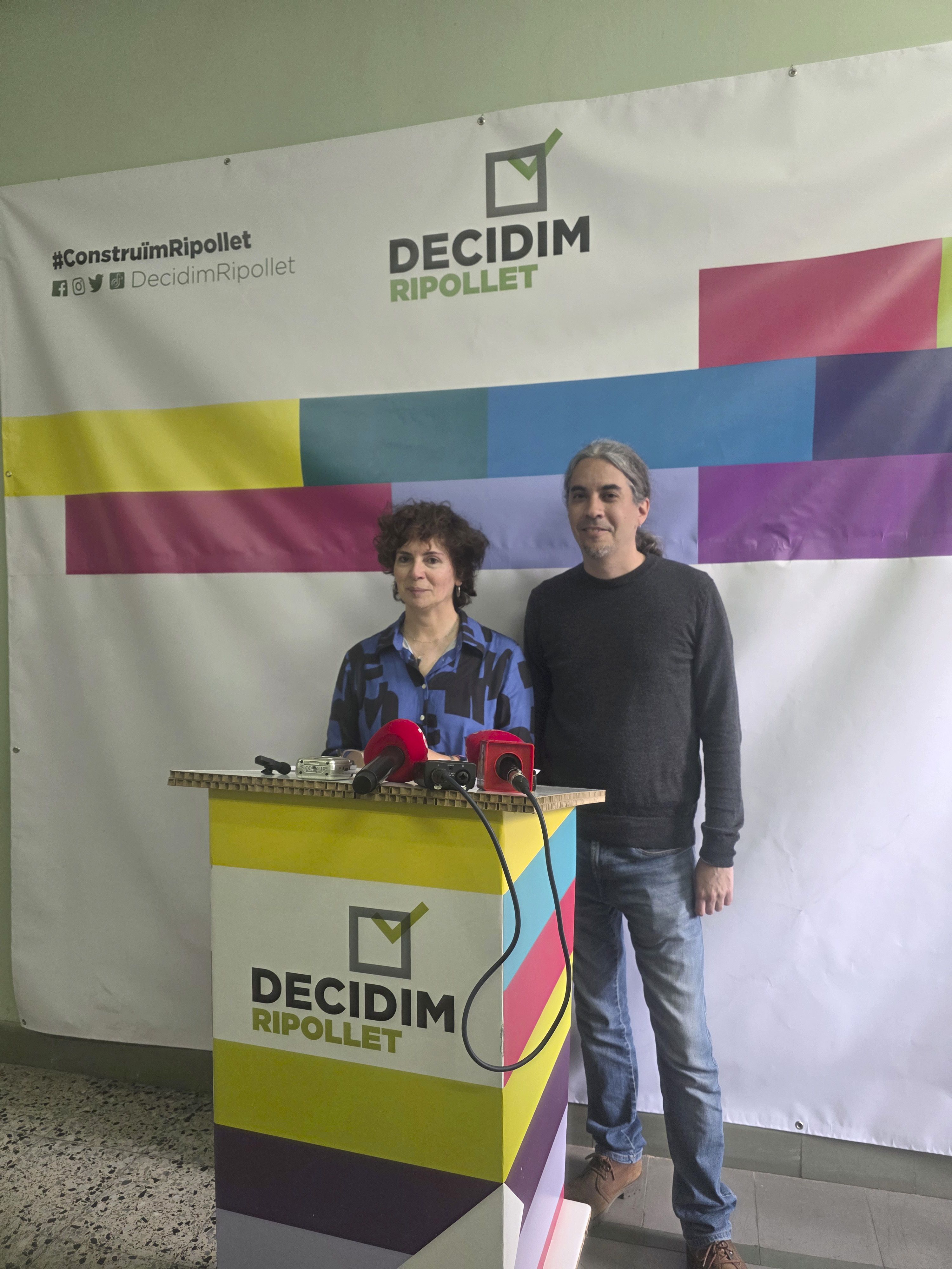 Txell Caler (portaveu Decidim) i José Maria Osuna (exalcalde) en roda de premsa. FOTO: Marc Mata