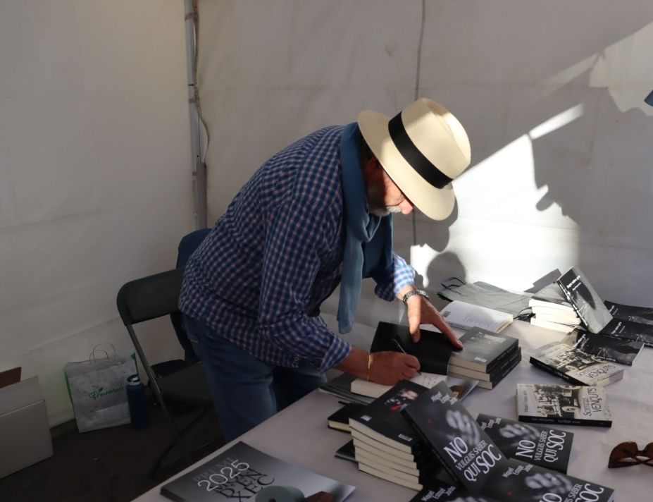 Miquel Estapé signant llibres a la Diada de Sant Jordi 2025. FOTO: Marc Mata 