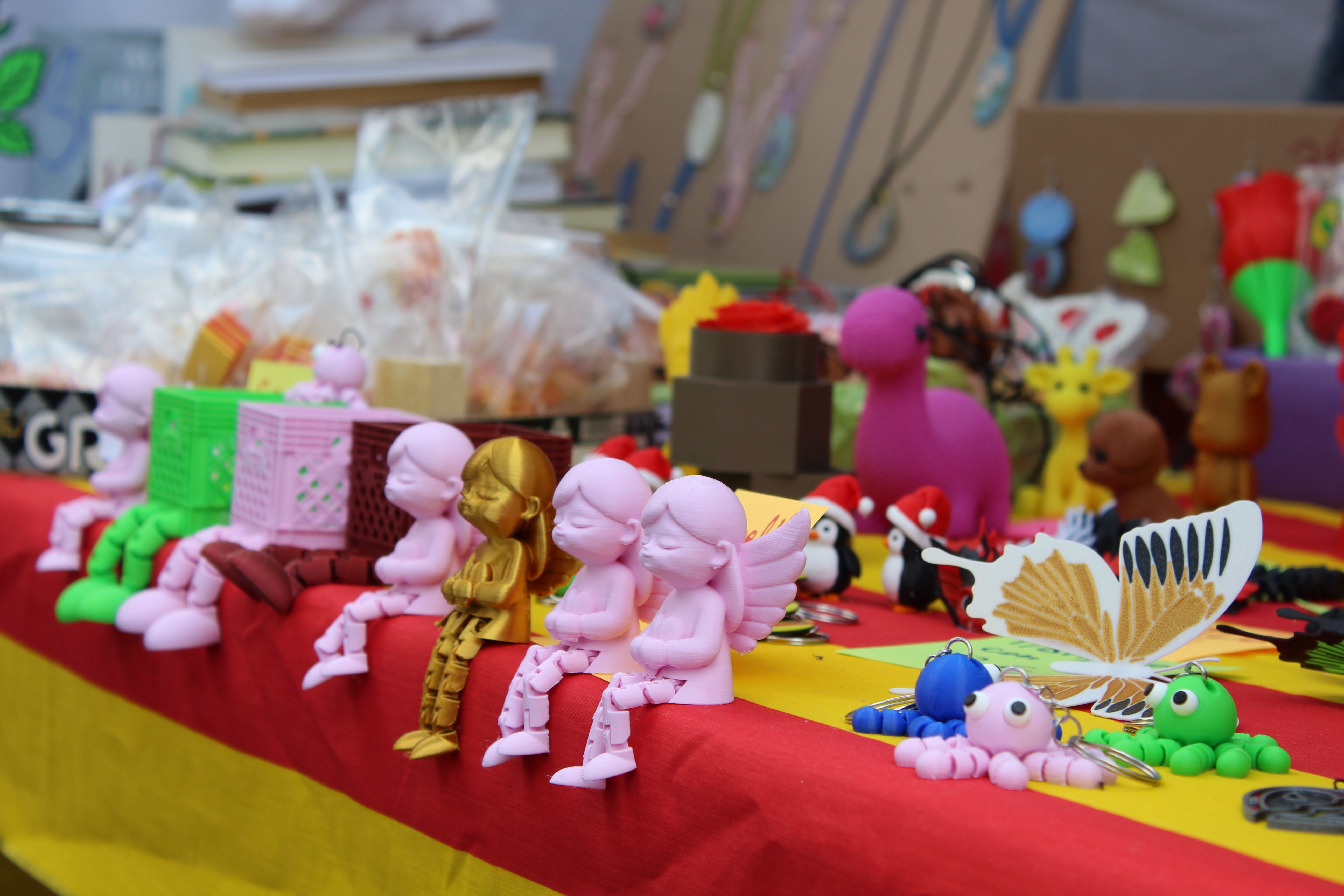 Roses i llibres han omplert aquest dijous la plaça Pere Quart amb motiu de la diada de Sant Jordi. FOTO Sergio Sánchez (42)