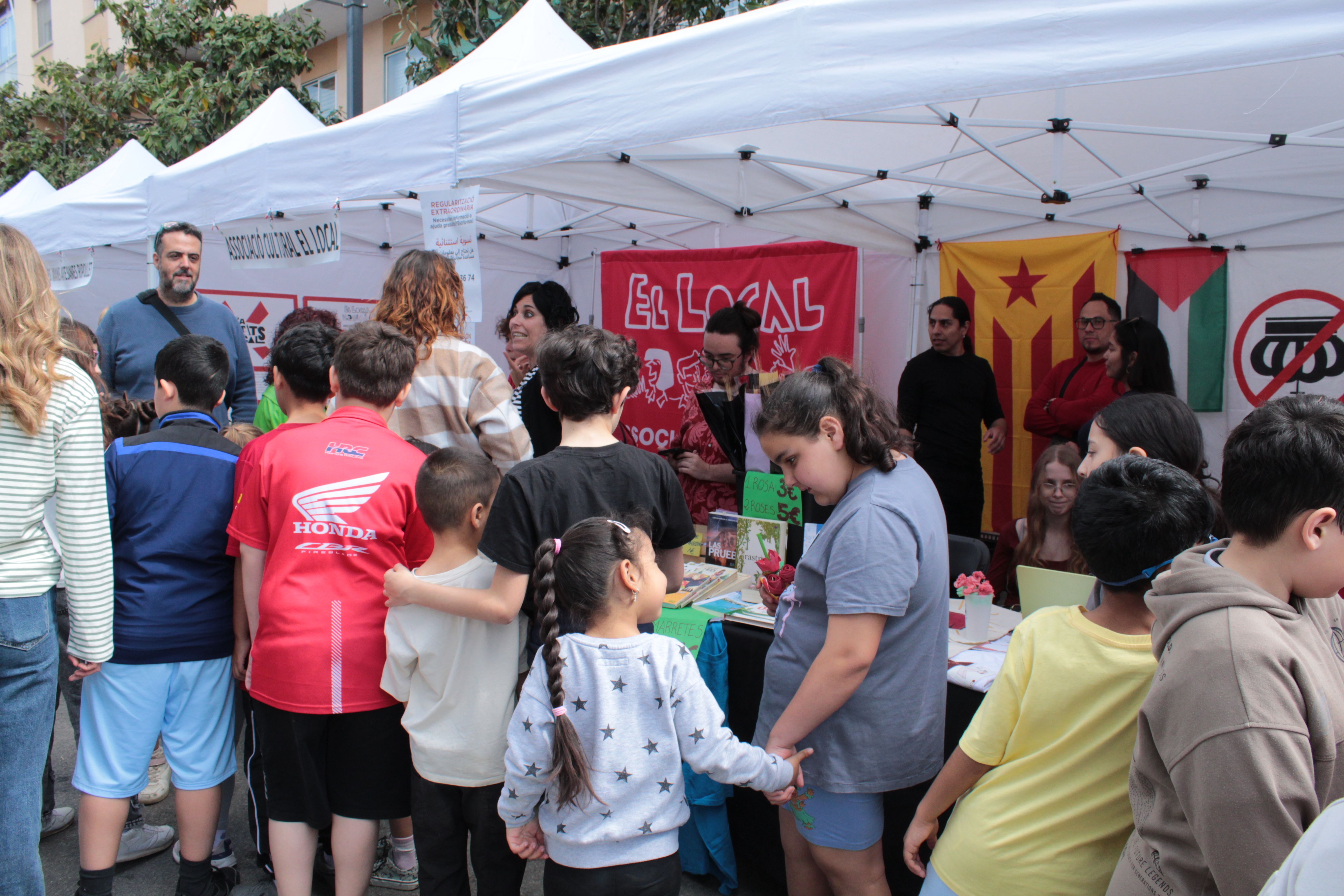 Roses i llibres han omplert aquest dijous la plaça Pere Quart amb motiu de la diada de Sant Jordi. FOTO Sergio Sánchez (43)