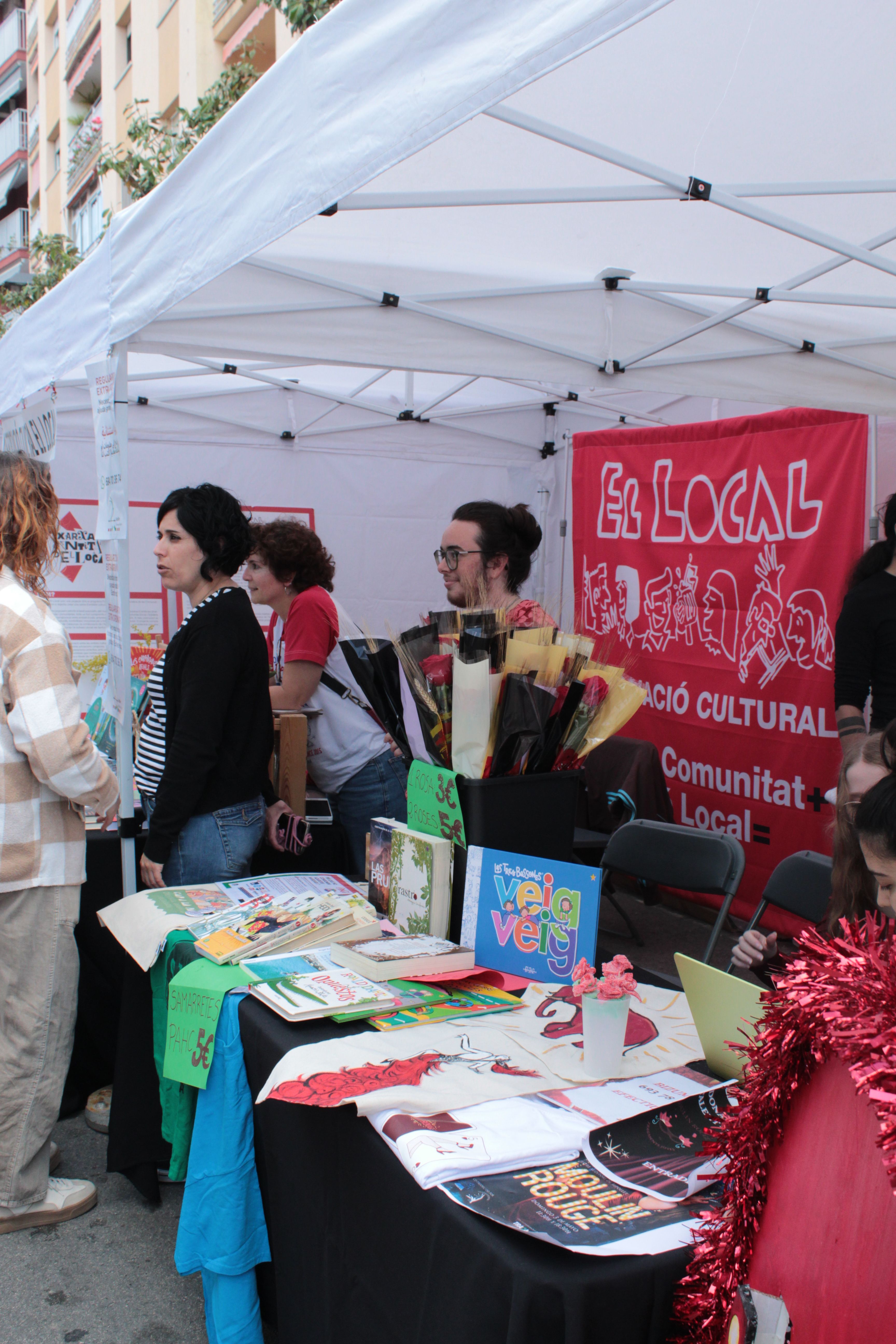 Roses i llibres han omplert aquest dijous la plaça Pere Quart amb motiu de la diada de Sant Jordi. FOTO Sergio Sánchez (44)