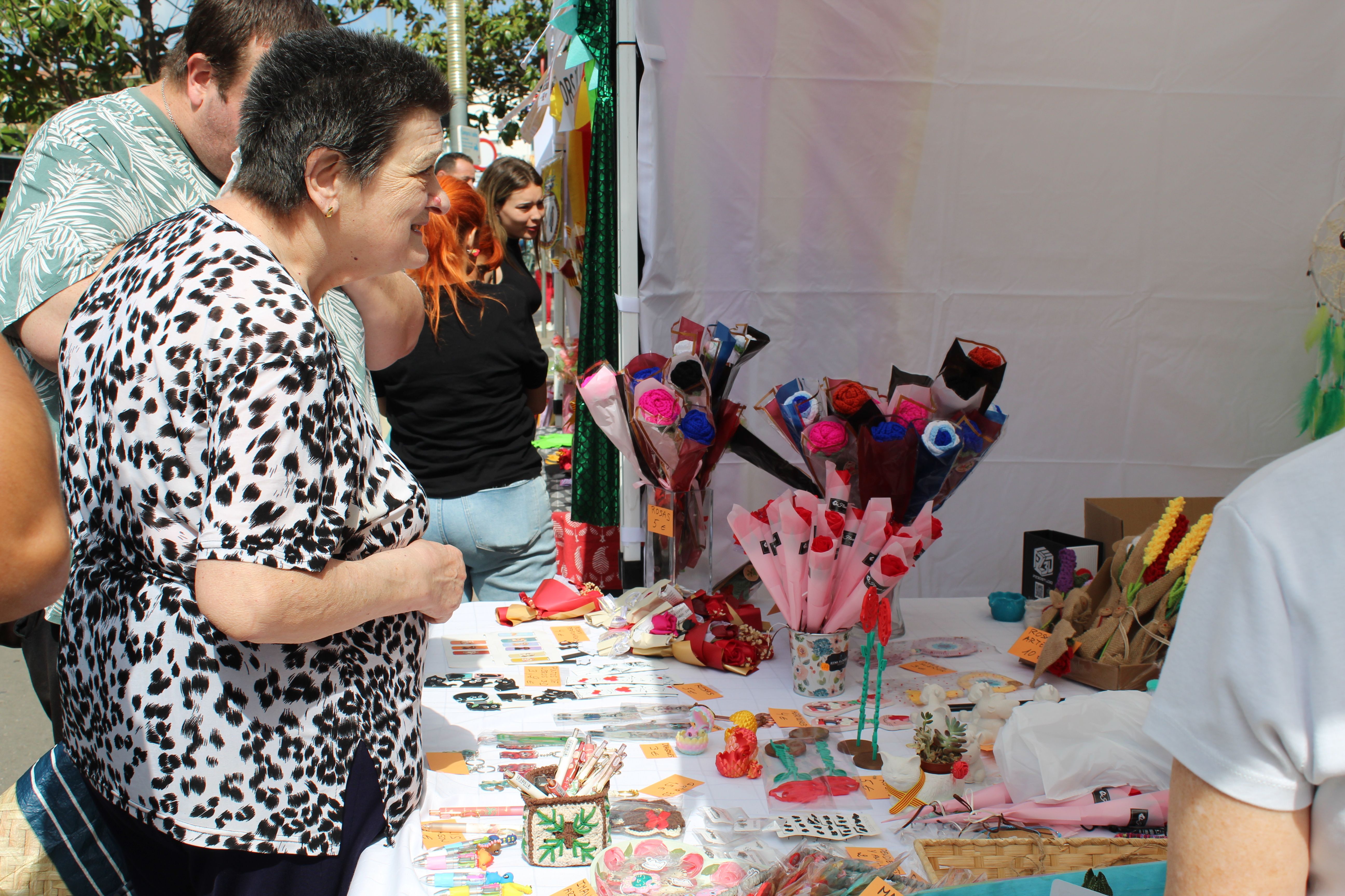 Roses i llibres han omplert aquest dijous la plaça Pere Quart amb motiu de la diada de Sant Jordi. FOTO Sergio Sánchez (45)