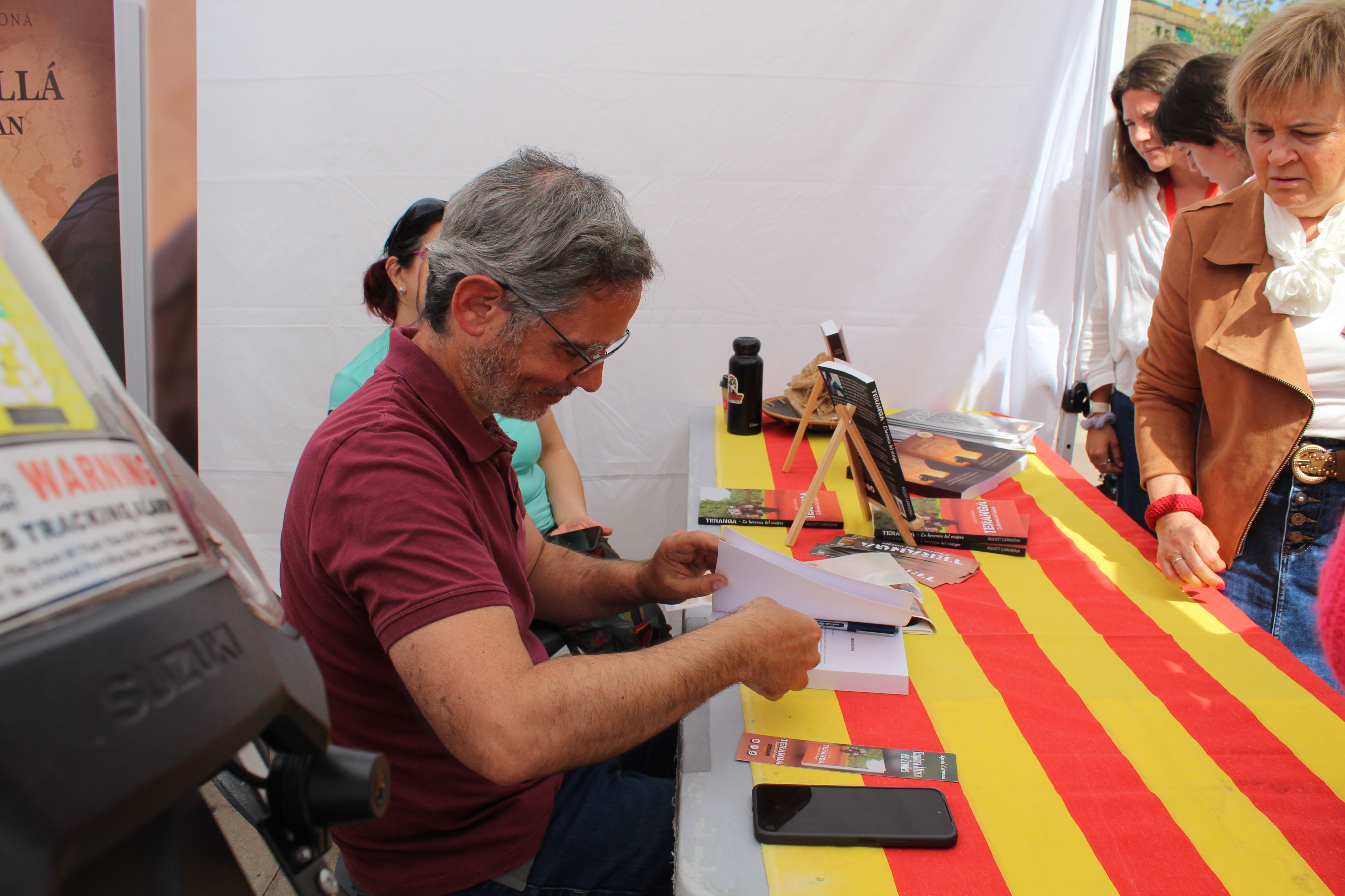 Roses i llibres han omplert aquest dijous la plaça Pere Quart amb motiu de la diada de Sant Jordi. FOTO Sergio Sánchez (46)