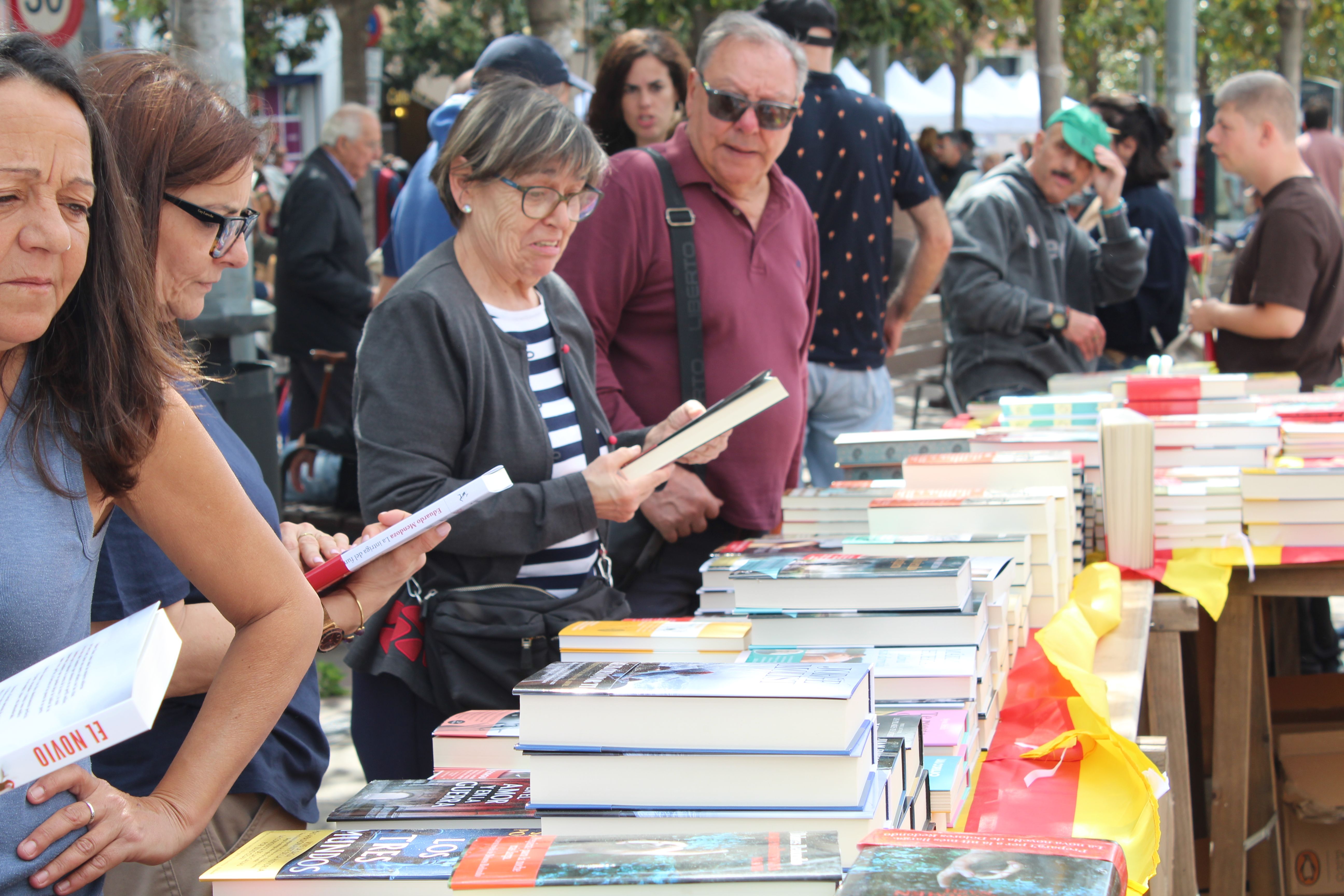 Roses i llibres han omplert aquest dijous la plaça Pere Quart amb motiu de la diada de Sant Jordi. FOTO Sergio Sánchez (47)