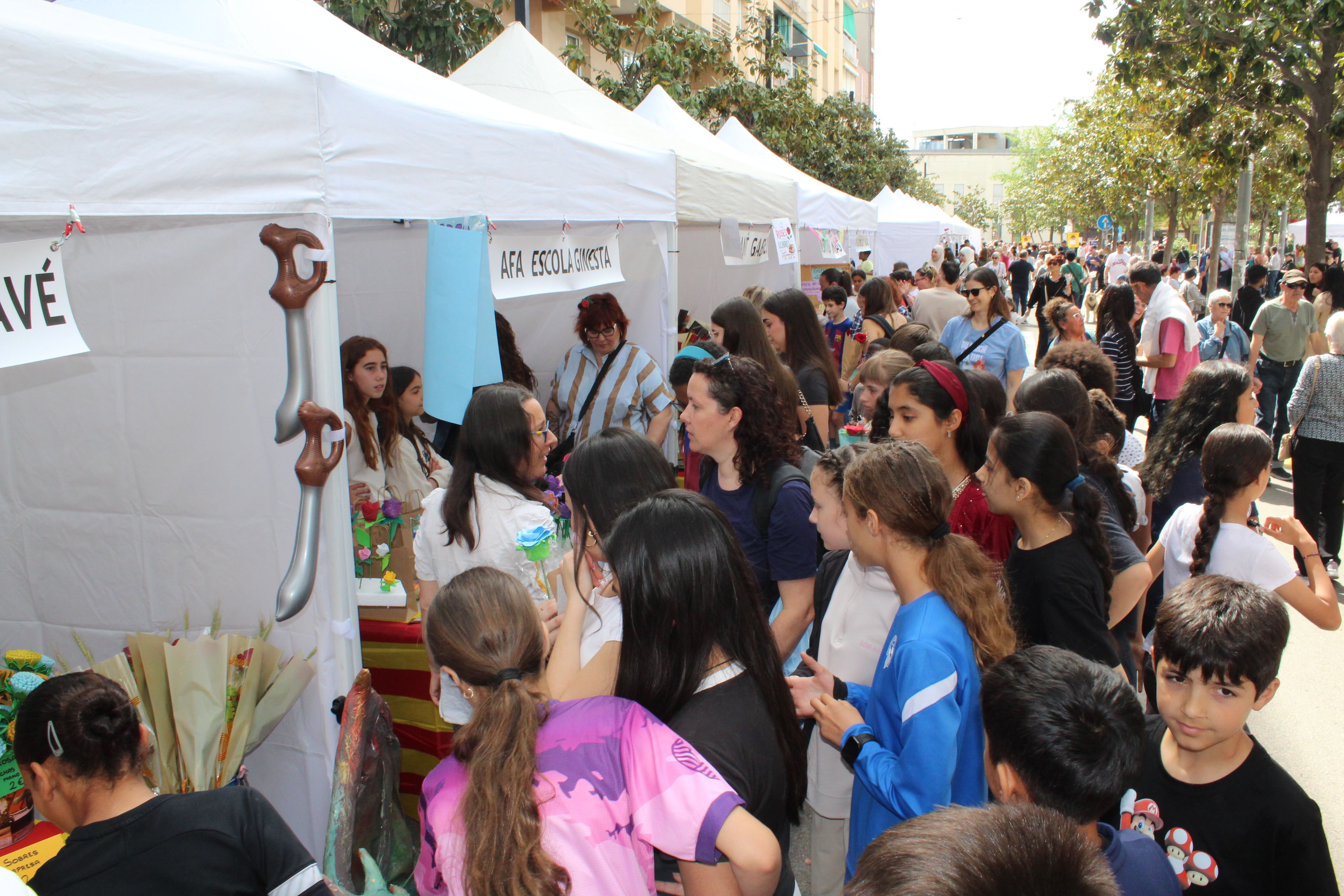 Roses i llibres han omplert aquest dijous la plaça Pere Quart amb motiu de la diada de Sant Jordi. FOTO Sergio Sánchez (48)