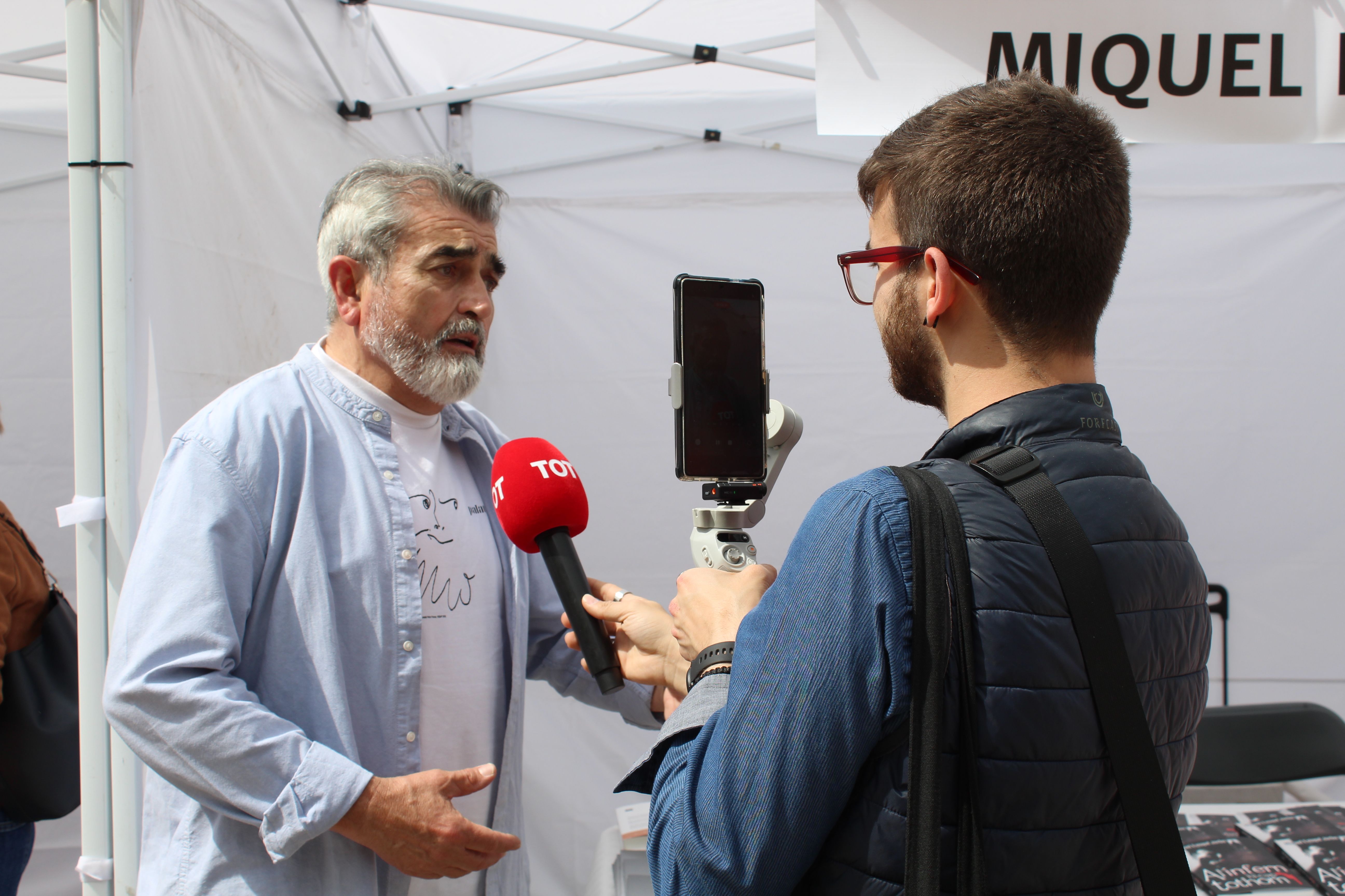 El TOT ha sortit aquest dijous al carrer per parlar amb escriptors, llibreters, floristes i lectors aquesta diada de Sant Jordi. FOTO Sergio Sánchez (49)