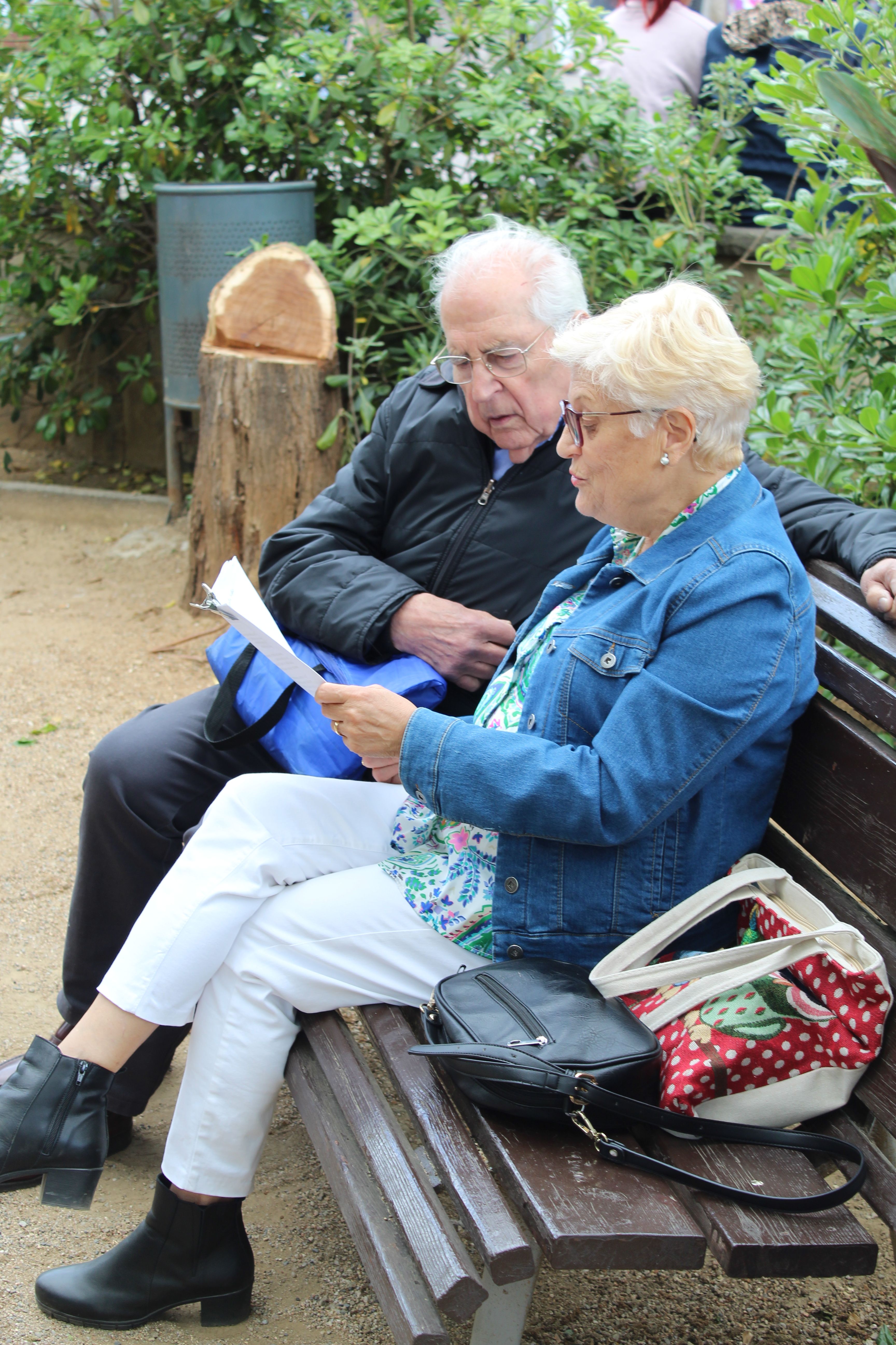 Roses i llibres han omplert aquest dijous la plaça Pere Quart amb motiu de la diada de Sant Jordi. FOTO Sergio Sánchez (50)