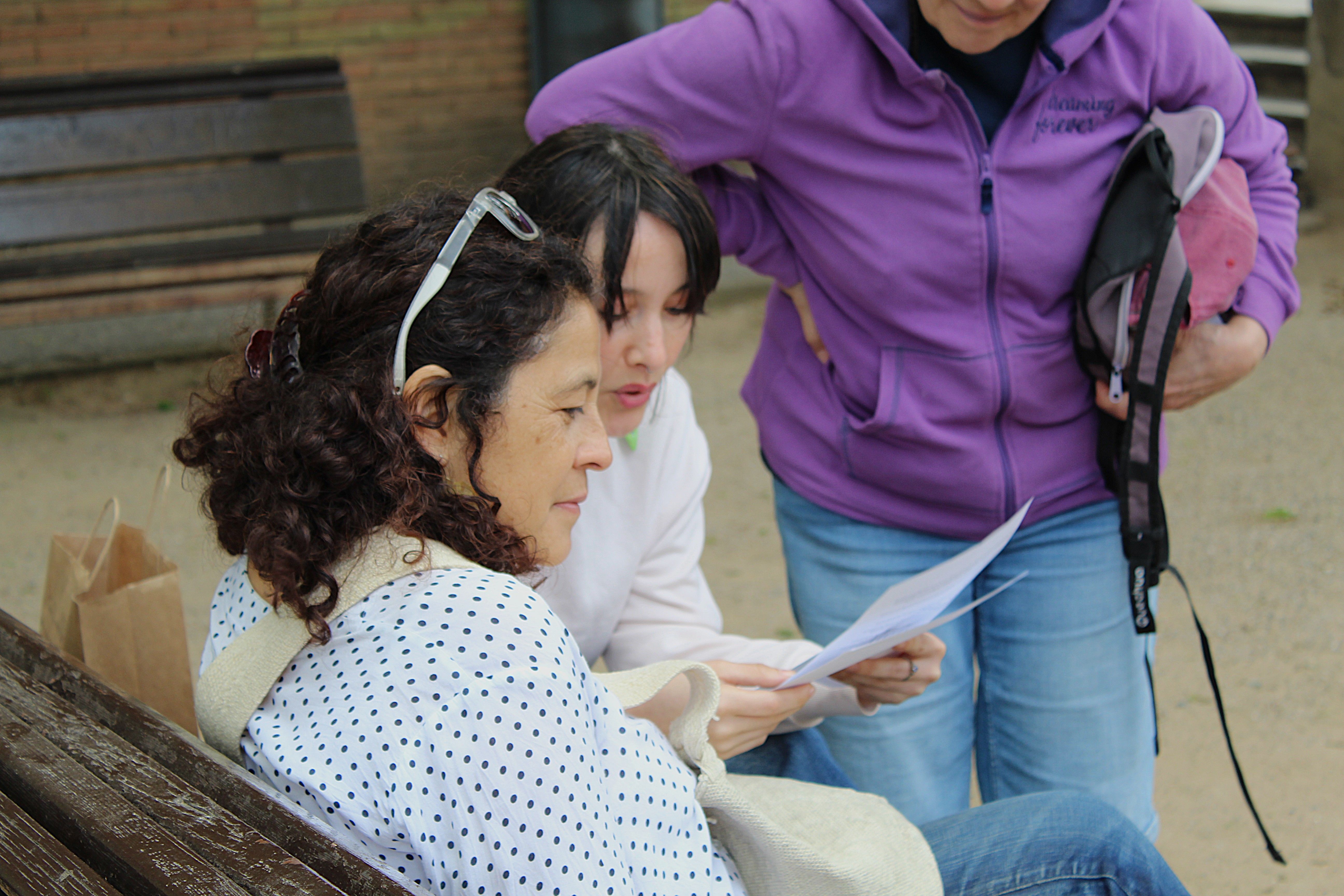 Roses i llibres han omplert aquest dijous la plaça Pere Quart amb motiu de la diada de Sant Jordi. FOTO Sergio Sánchez (51)