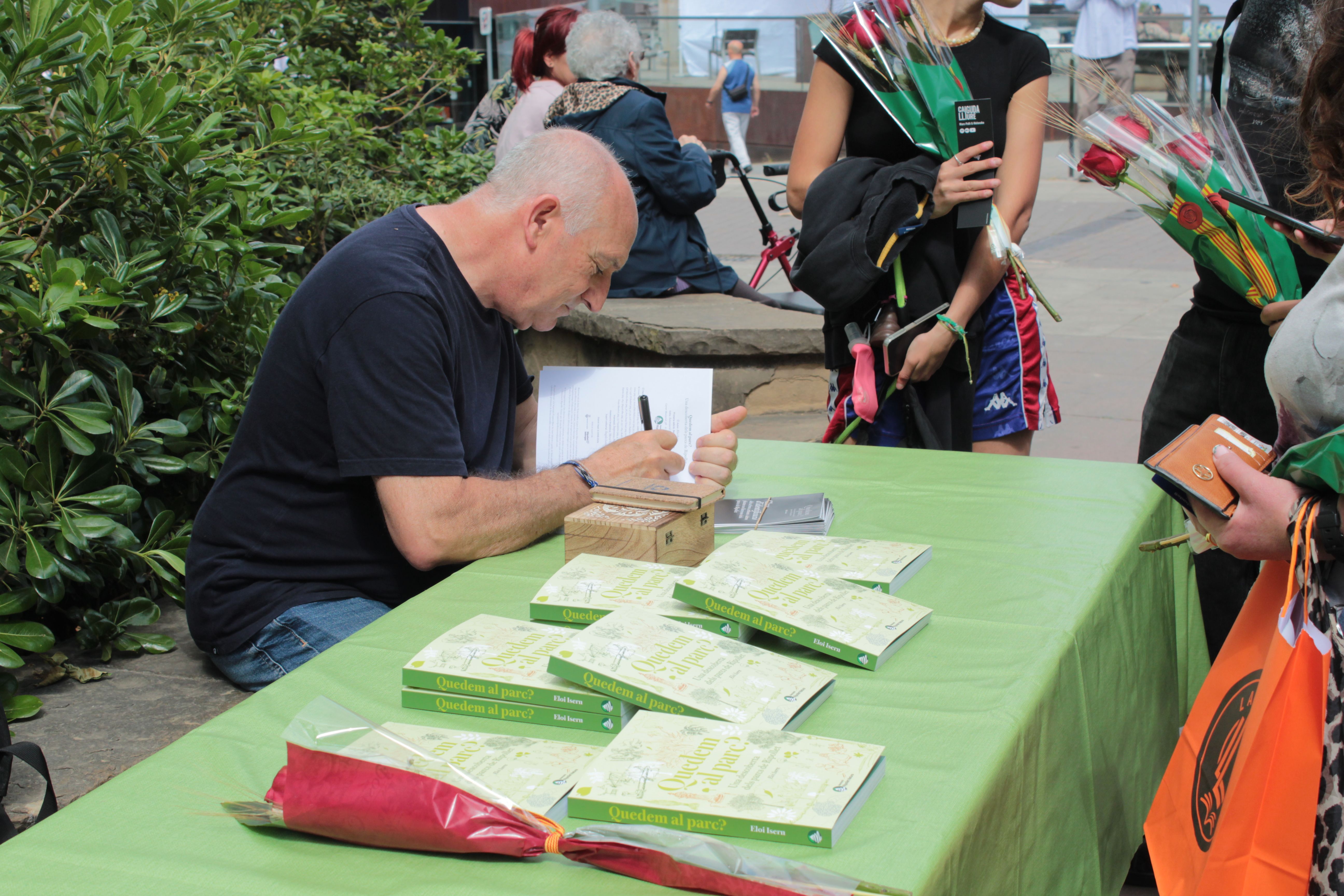 Roses i llibres han omplert aquest dijous la plaça Pere Quart amb motiu de la diada de Sant Jordi. FOTO Sergio Sánchez (1)