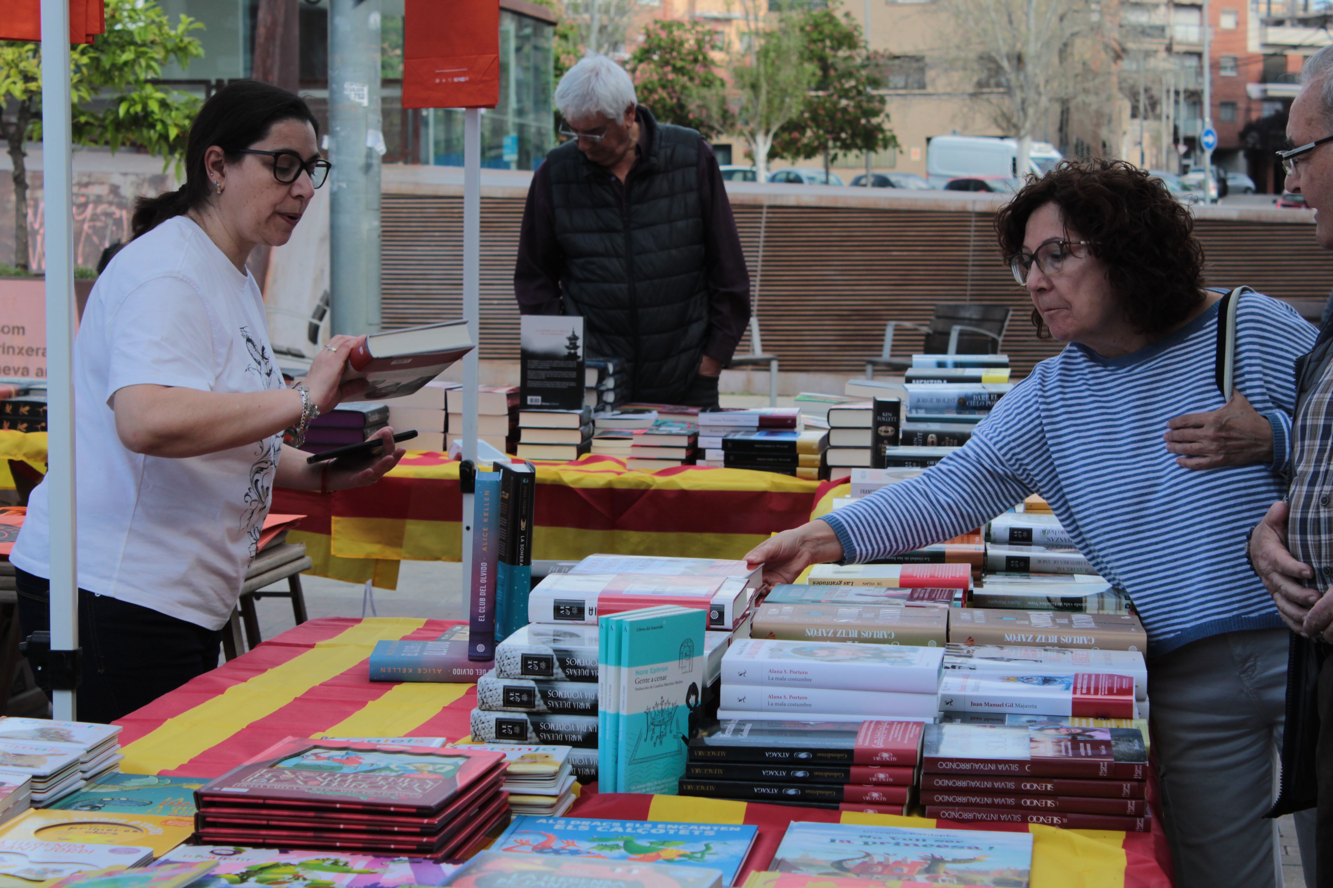 Roses i llibres han omplert aquest dijous la plaça Pere Quart amb motiu de la diada de Sant Jordi. FOTO Sergio Sánchez (2)