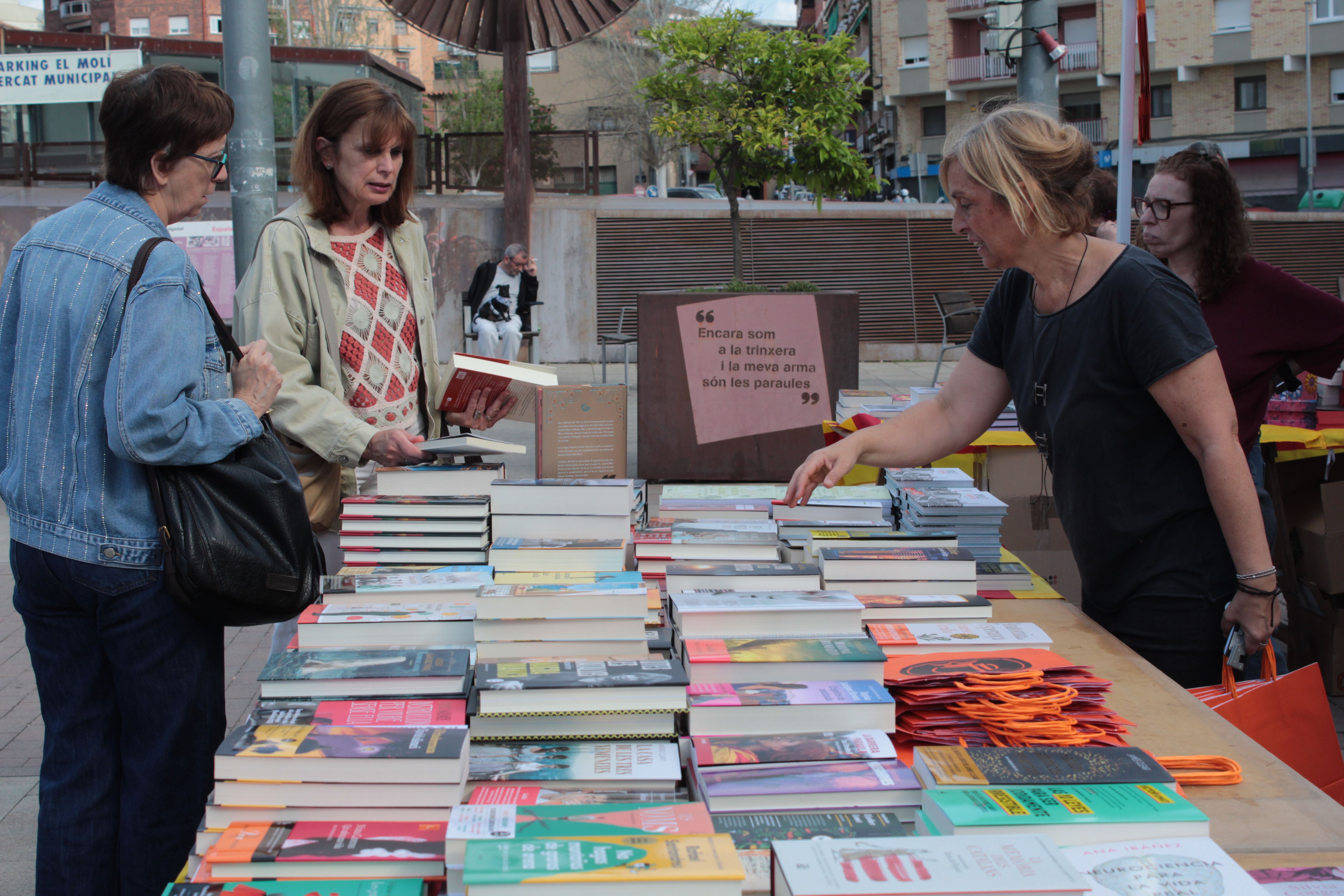 Roses i llibres han omplert aquest dijous la plaça Pere Quart amb motiu de la diada de Sant Jordi. FOTO Sergio Sánchez (3)