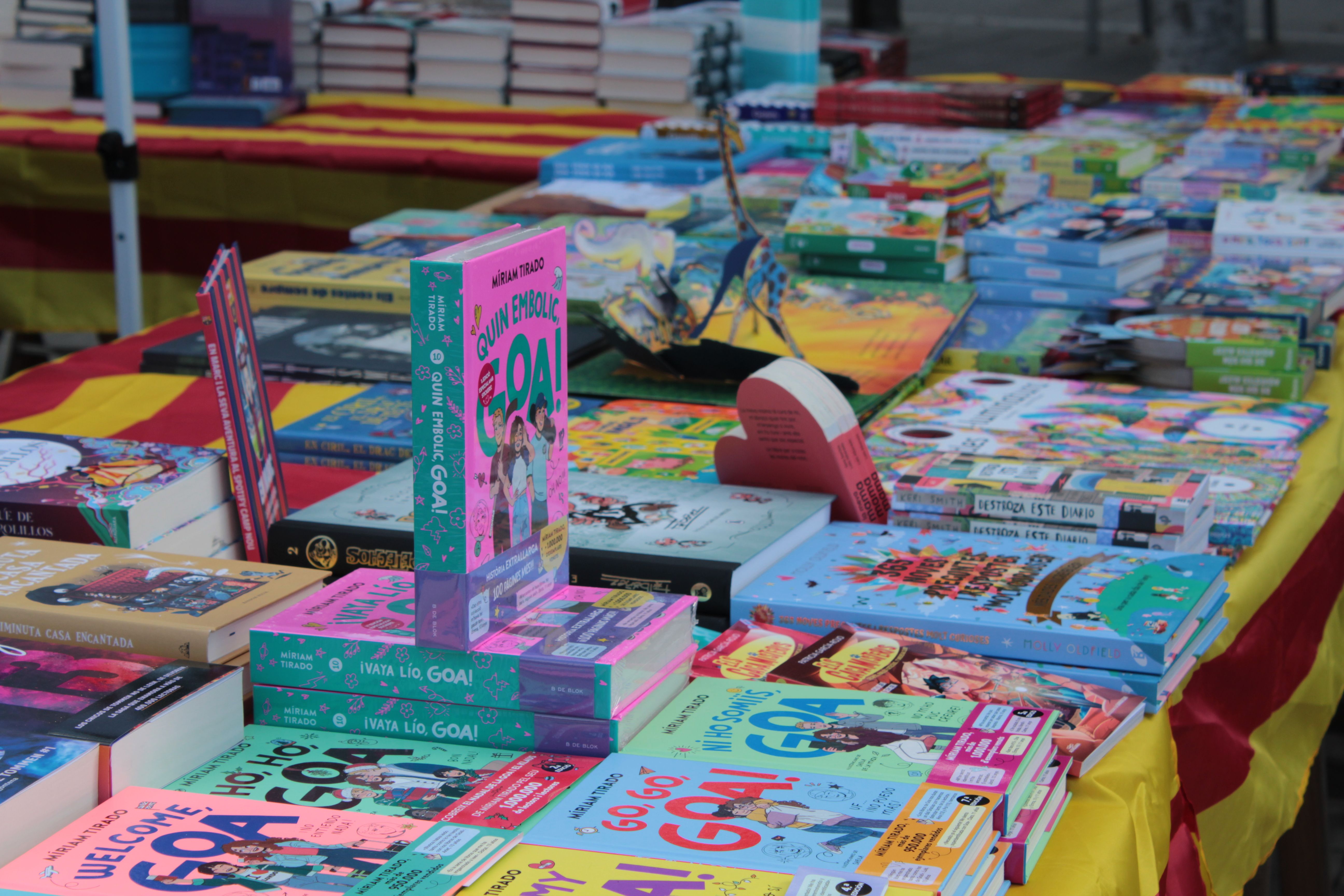 Roses i llibres han omplert aquest dijous la plaça Pere Quart amb motiu de la diada de Sant Jordi. FOTO Sergio Sánchez (4)