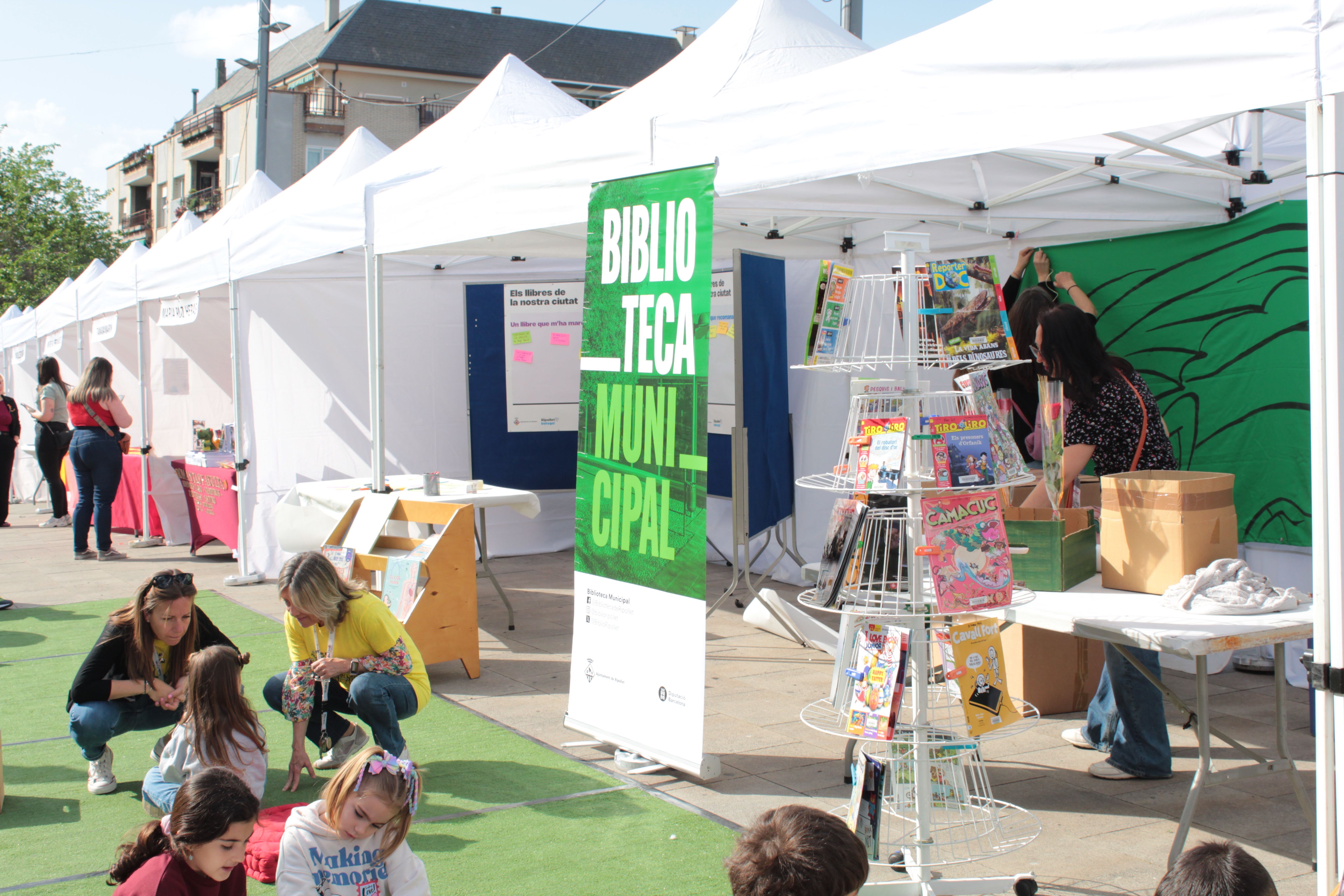 Roses i llibres han omplert aquest dijous la plaça Pere Quart amb motiu de la diada de Sant Jordi. FOTO Sergio Sánchez (5)