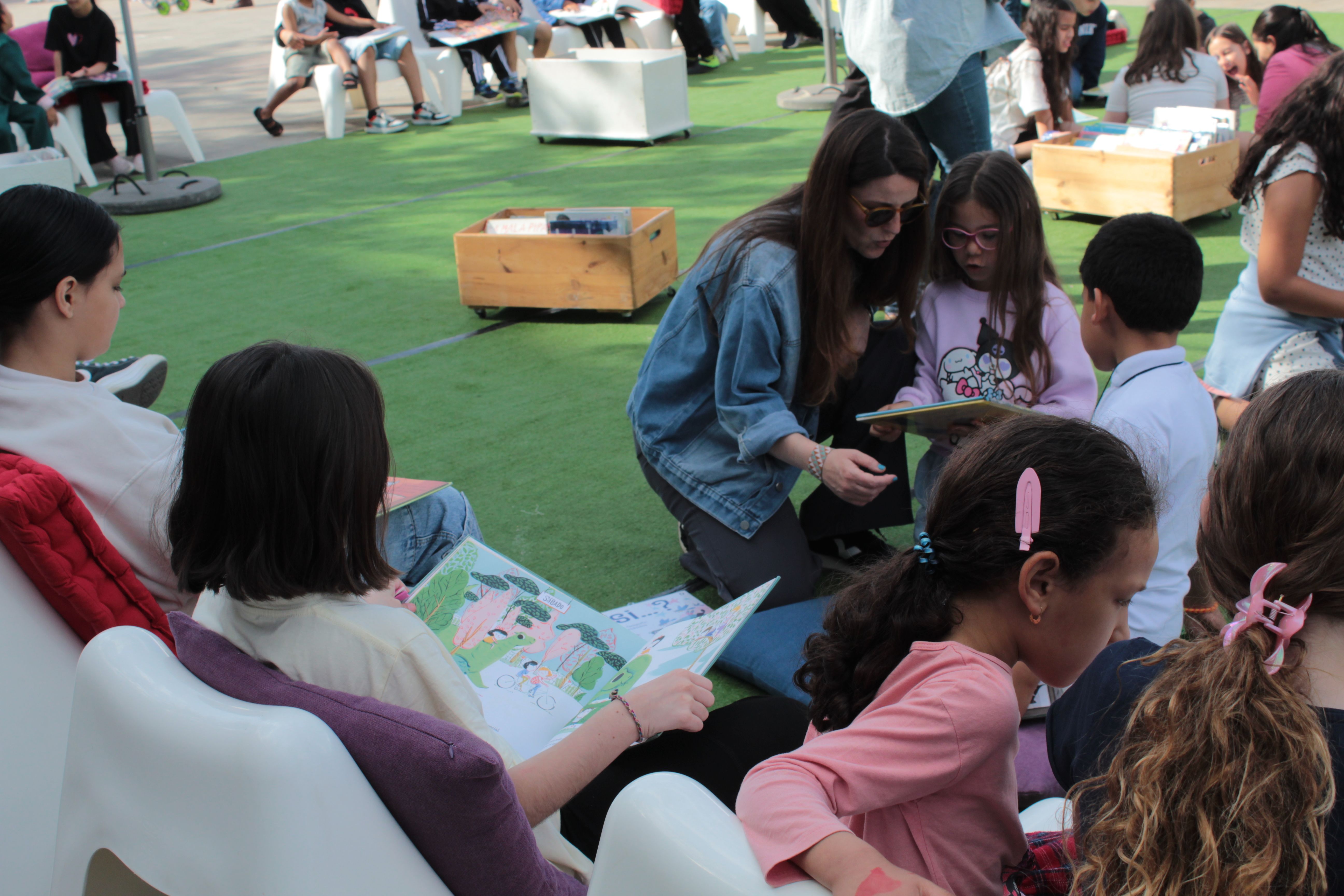 Roses i llibres han omplert aquest dijous la plaça Pere Quart amb motiu de la diada de Sant Jordi. FOTO Sergio Sánchez (6)