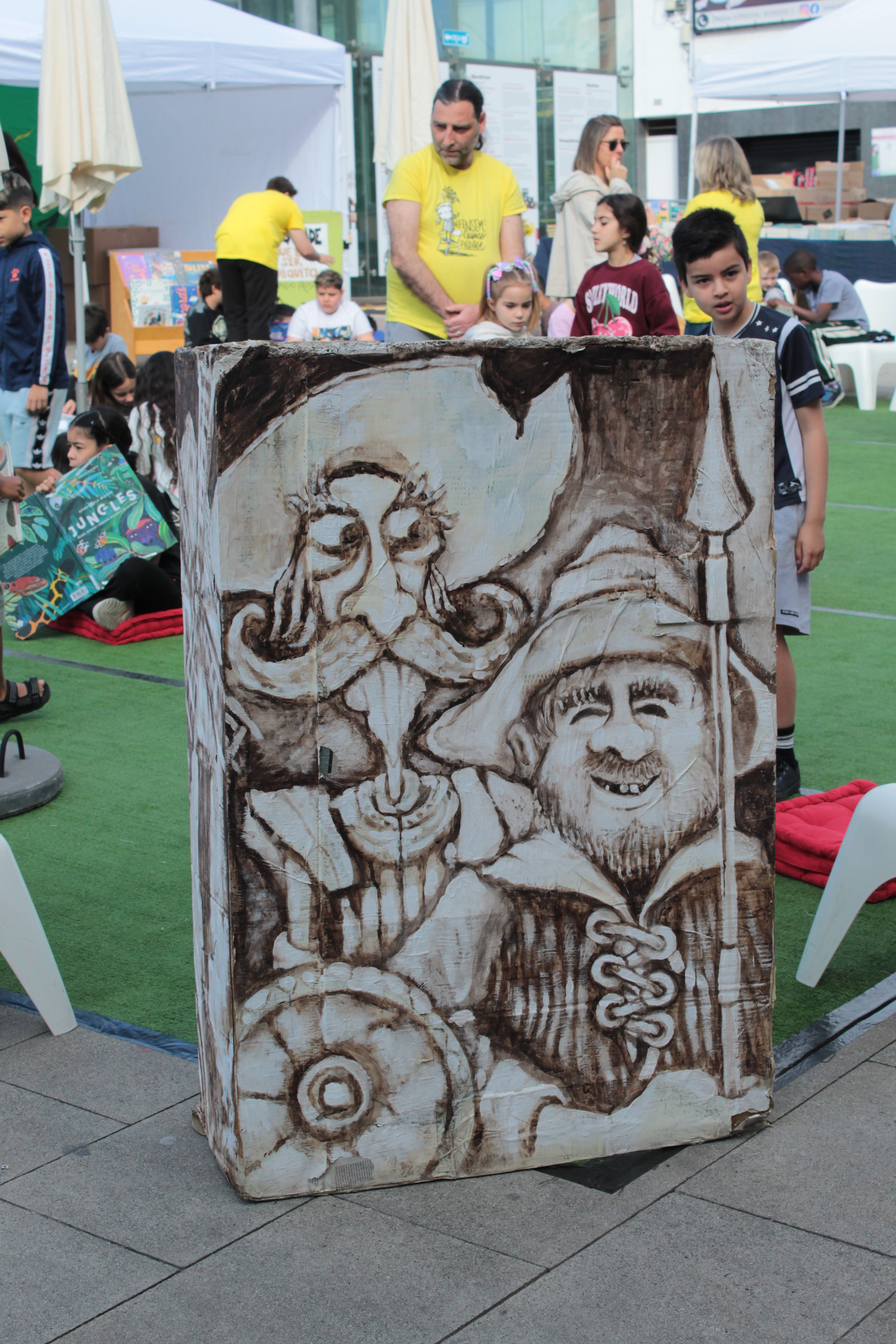 Roses i llibres han omplert aquest dijous la plaça Pere Quart amb motiu de la diada de Sant Jordi. FOTO Sergio Sánchez (7)